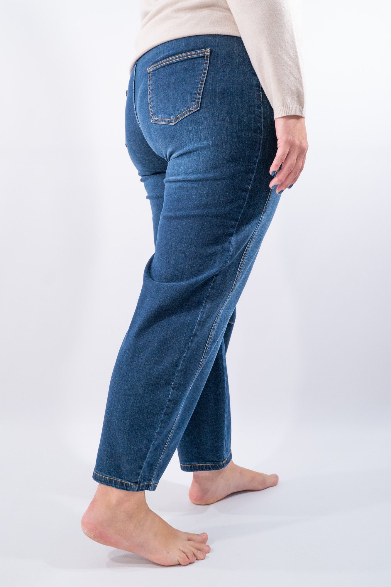 Jeans banana con vita media e impunture a contrasto