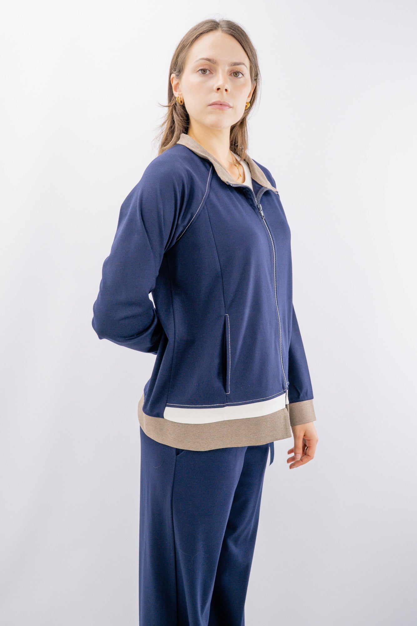 Felpa con zip e dettagli a contrasto coordinabile con pantalone abbinato