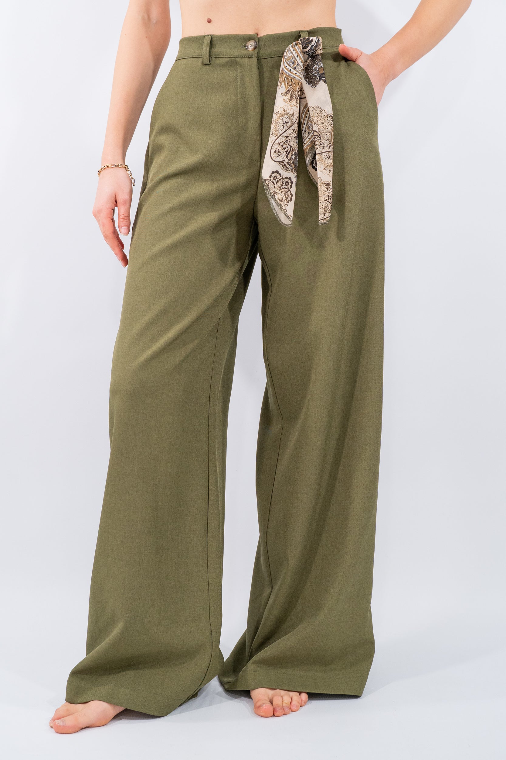 Pantalone a palazzo con foulard