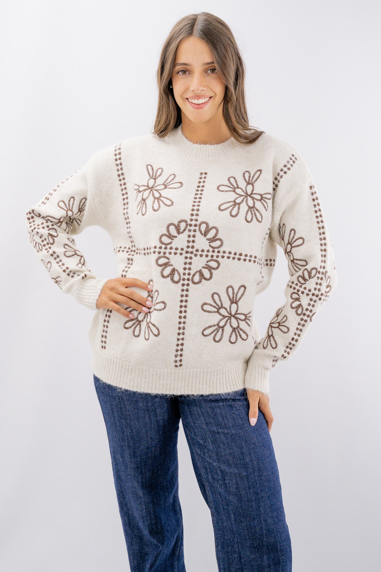 Maglia girocollo con fantasia motivo fiori ricamati
