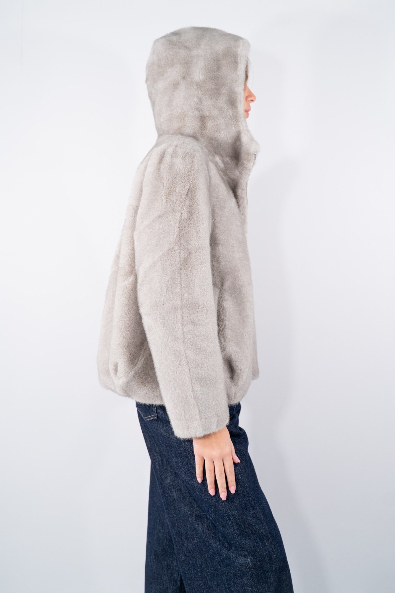 Eco-pelliccia glamour  con cappuccio e arricciatura sul fondo