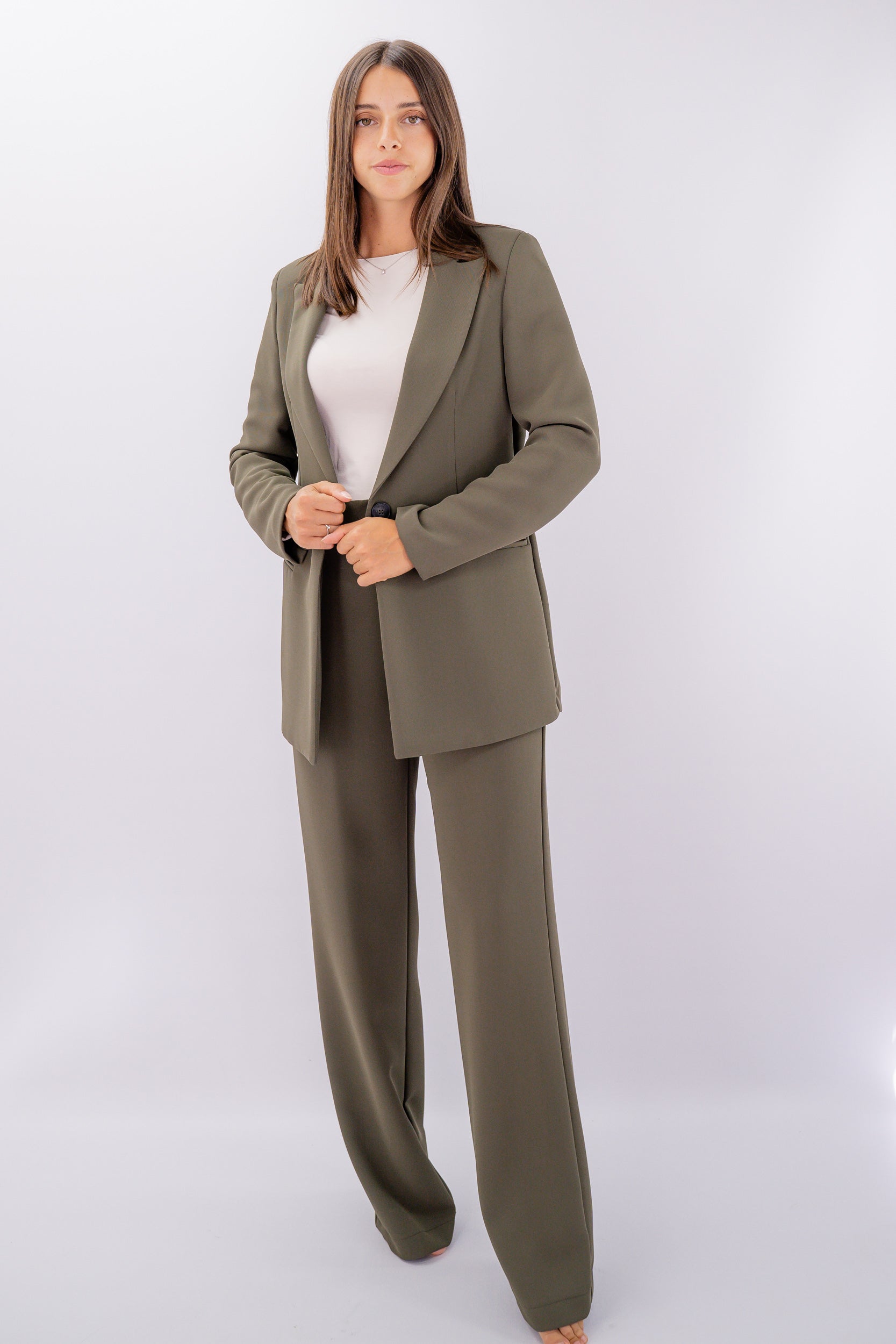 Tailleur composto da blazer e pantalone a palazzo