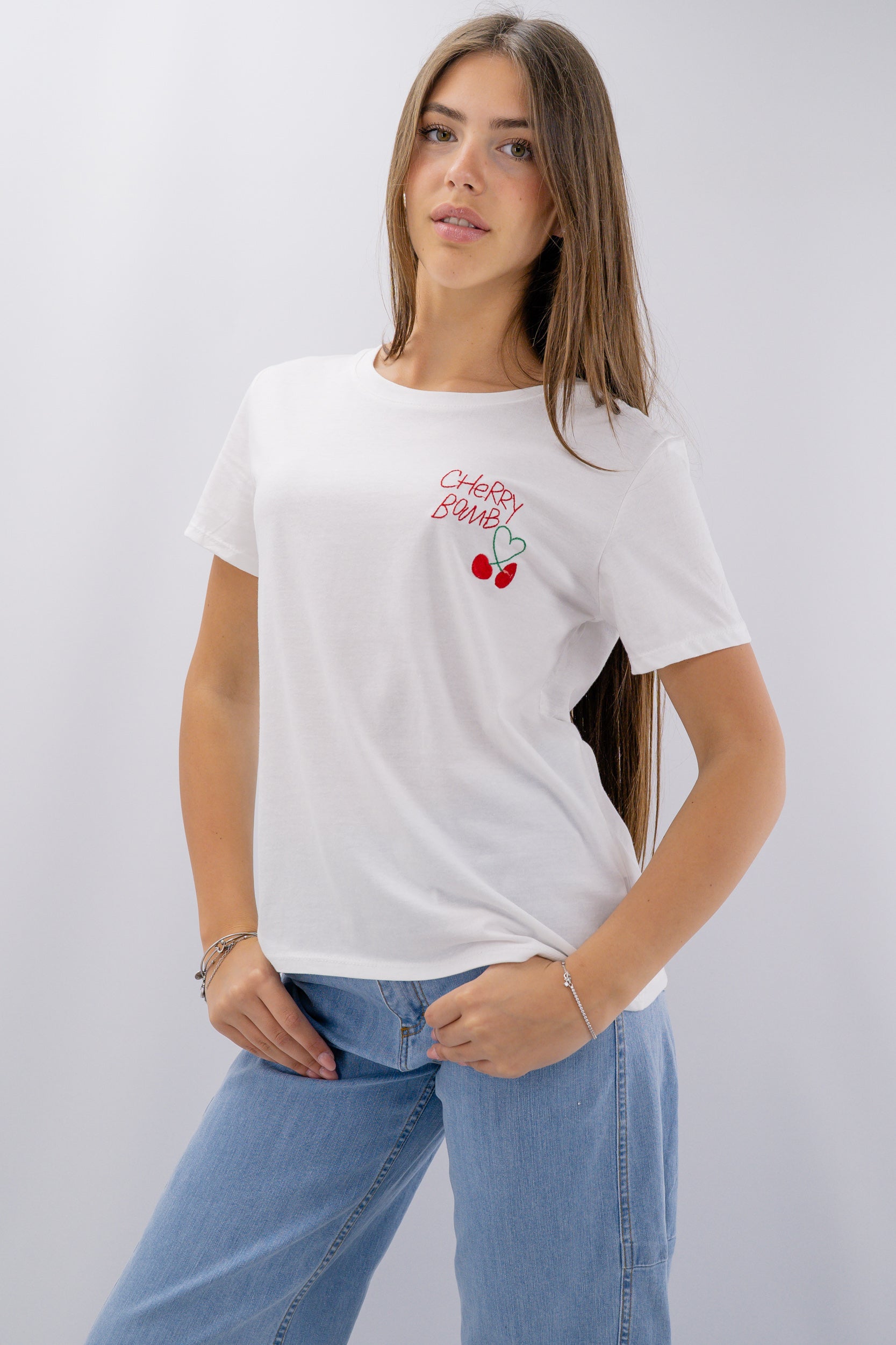 T-shirt con ricamo 'Cherry Bomb'