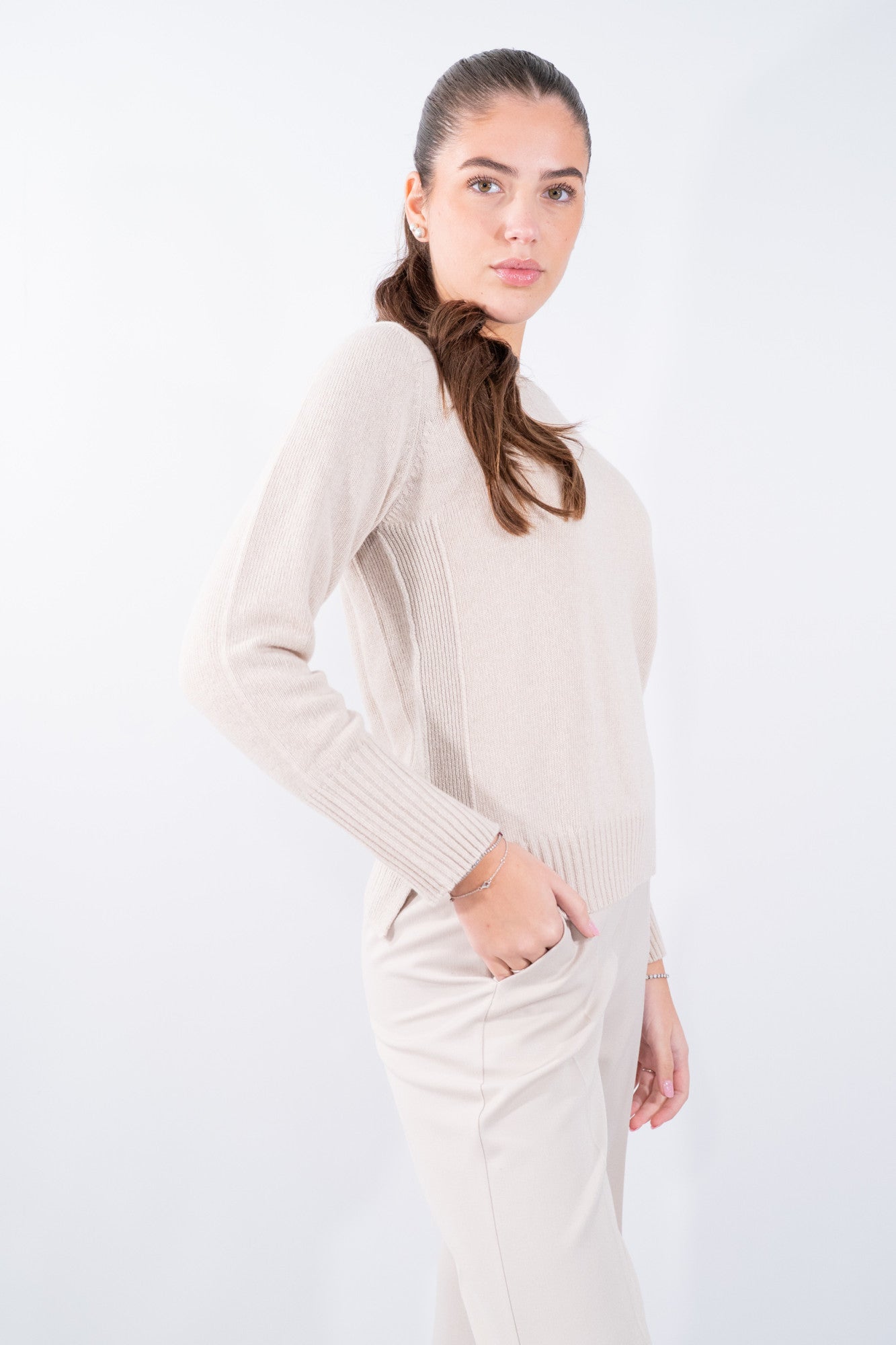 Girocollo con inserti laterali e spacchi laterali