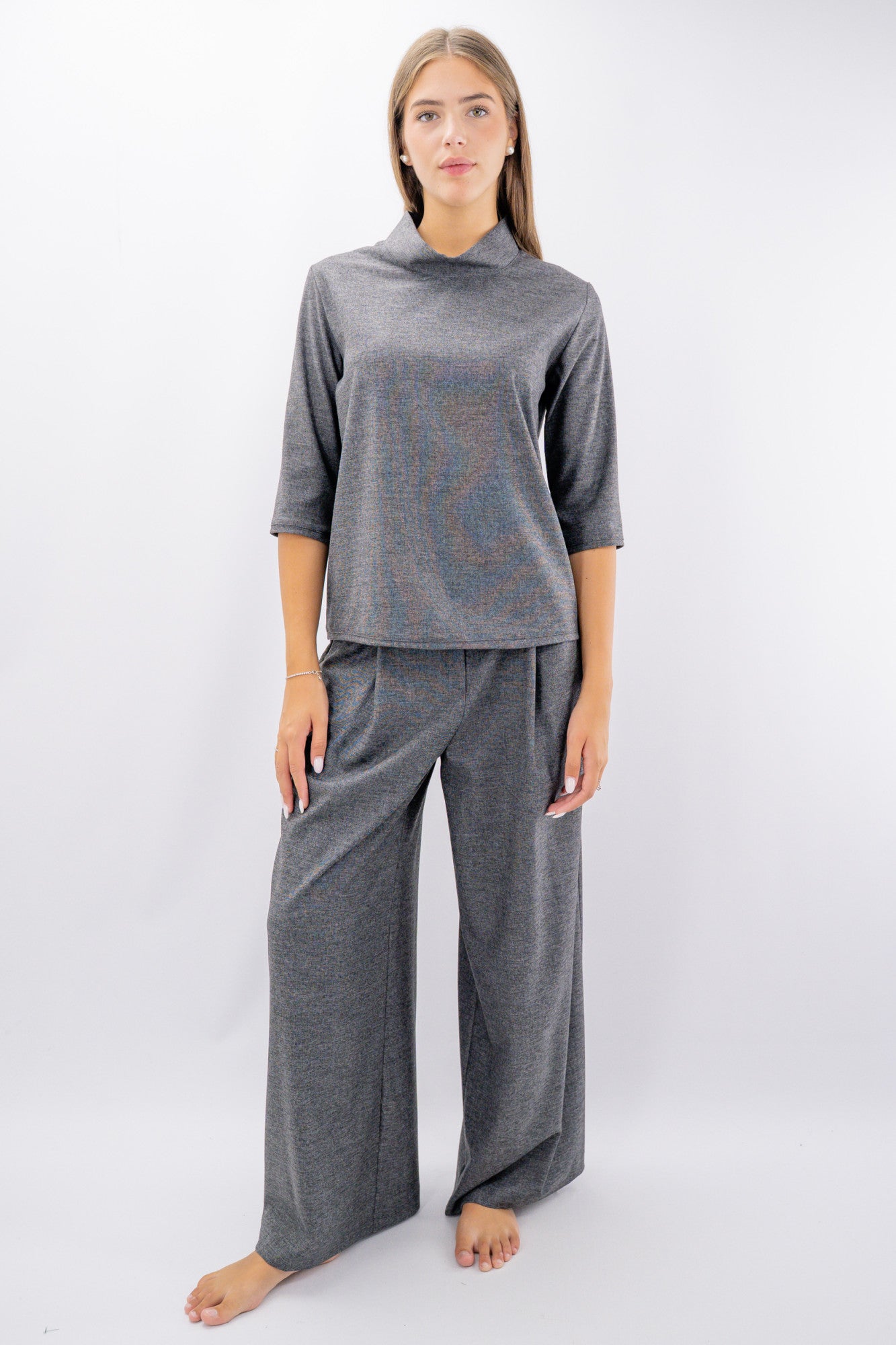 Blusa con collo rialzato e manica a tre quarti.