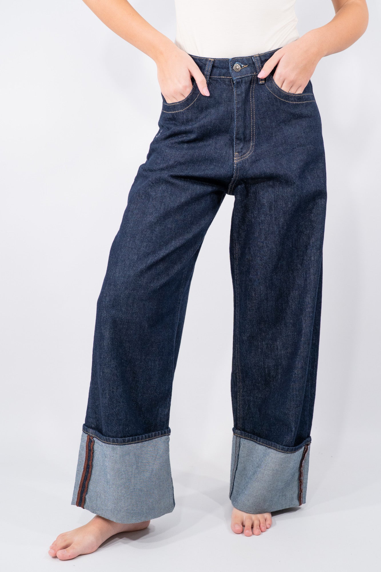 Jeans palazzo con maxi risvolto e cuciture a contrasto