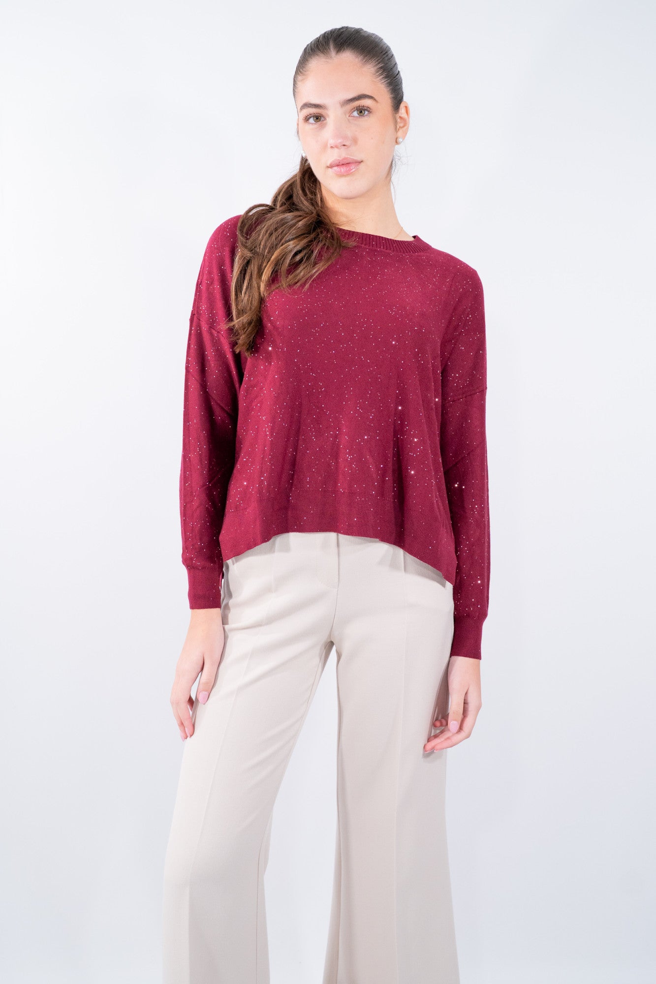 Maglia scatoletta luminosa con micro pailettes e spacchi laterali