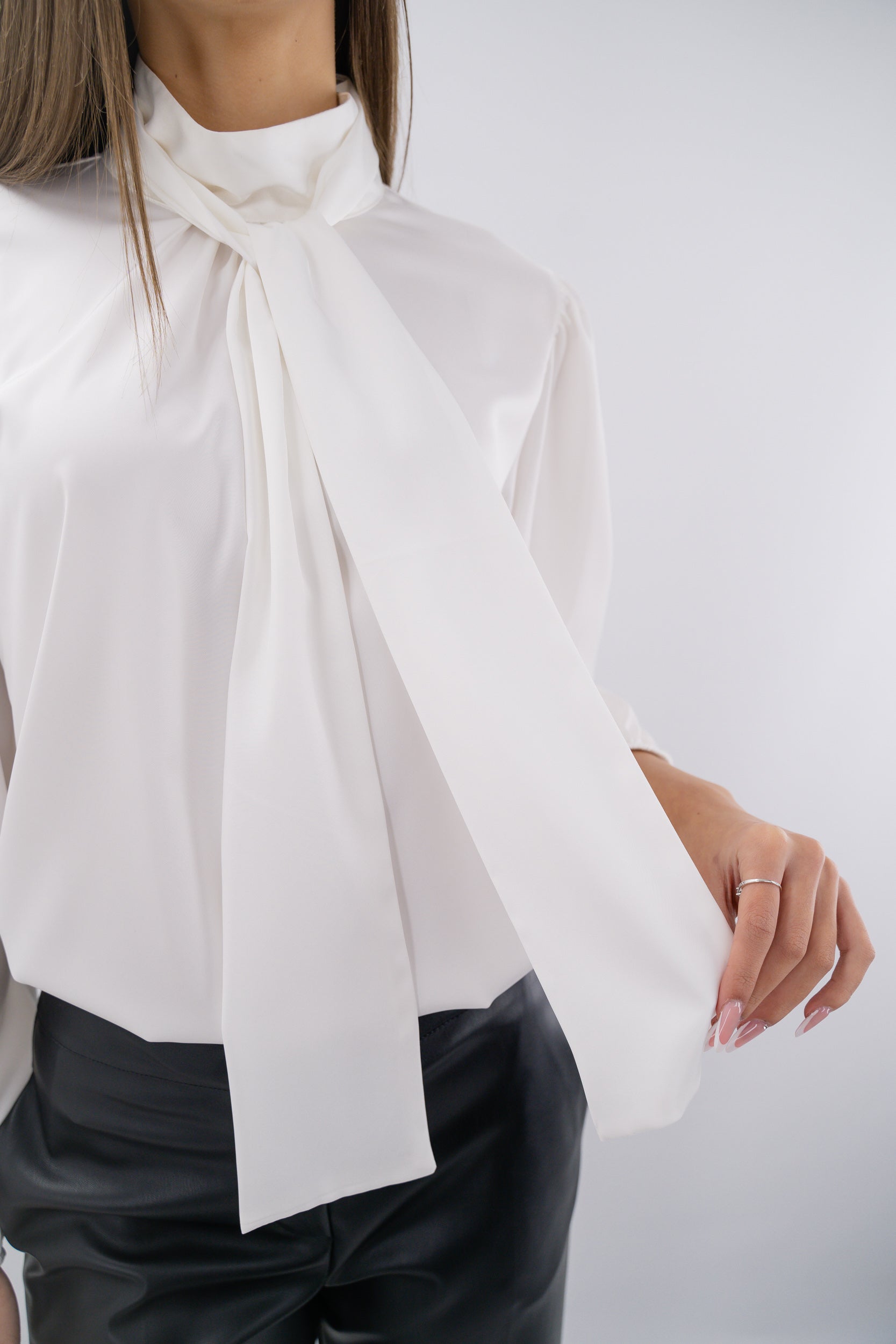 Camicia elegante con fiocco