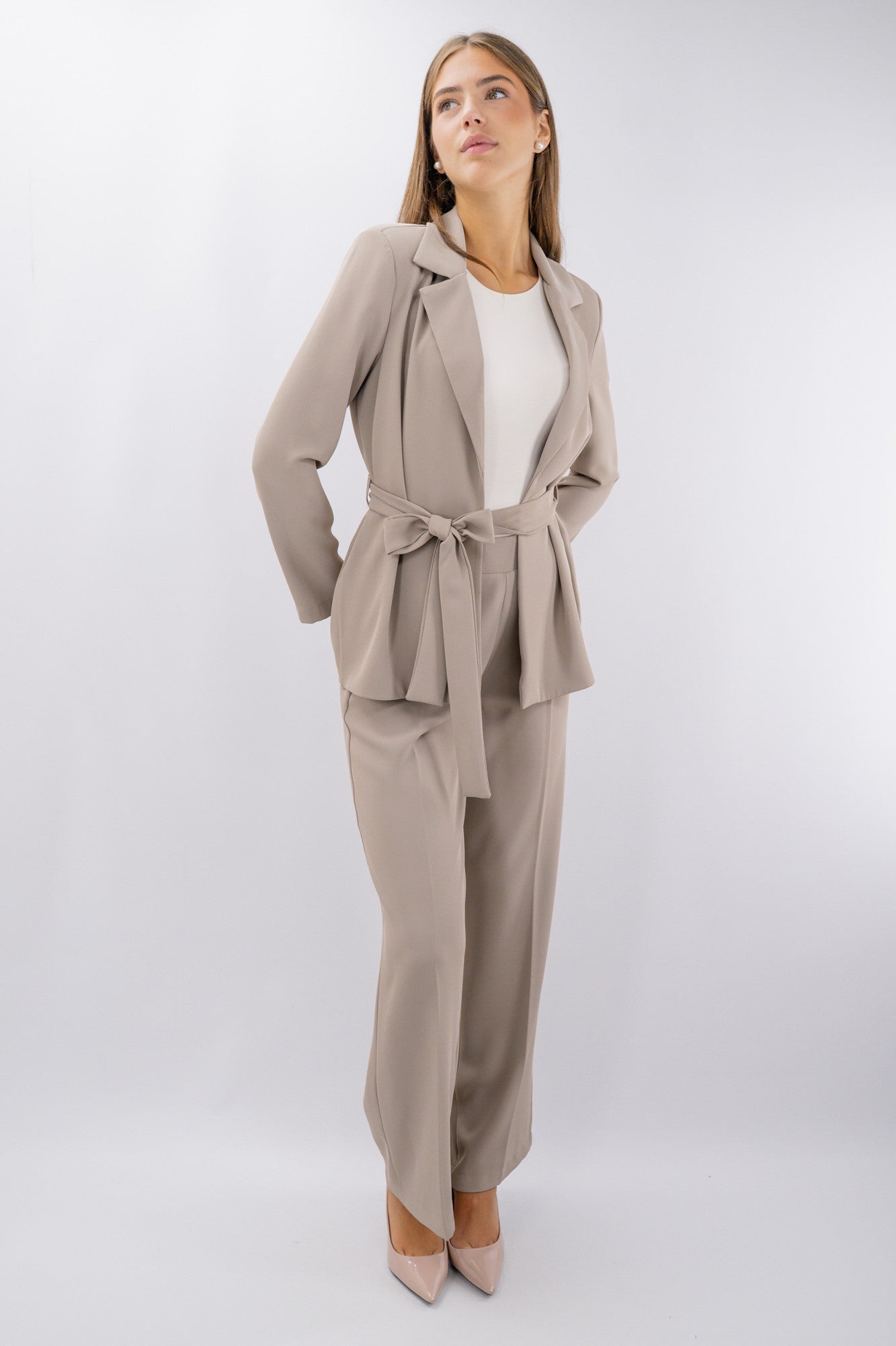 Tailleur con blazer con cintura