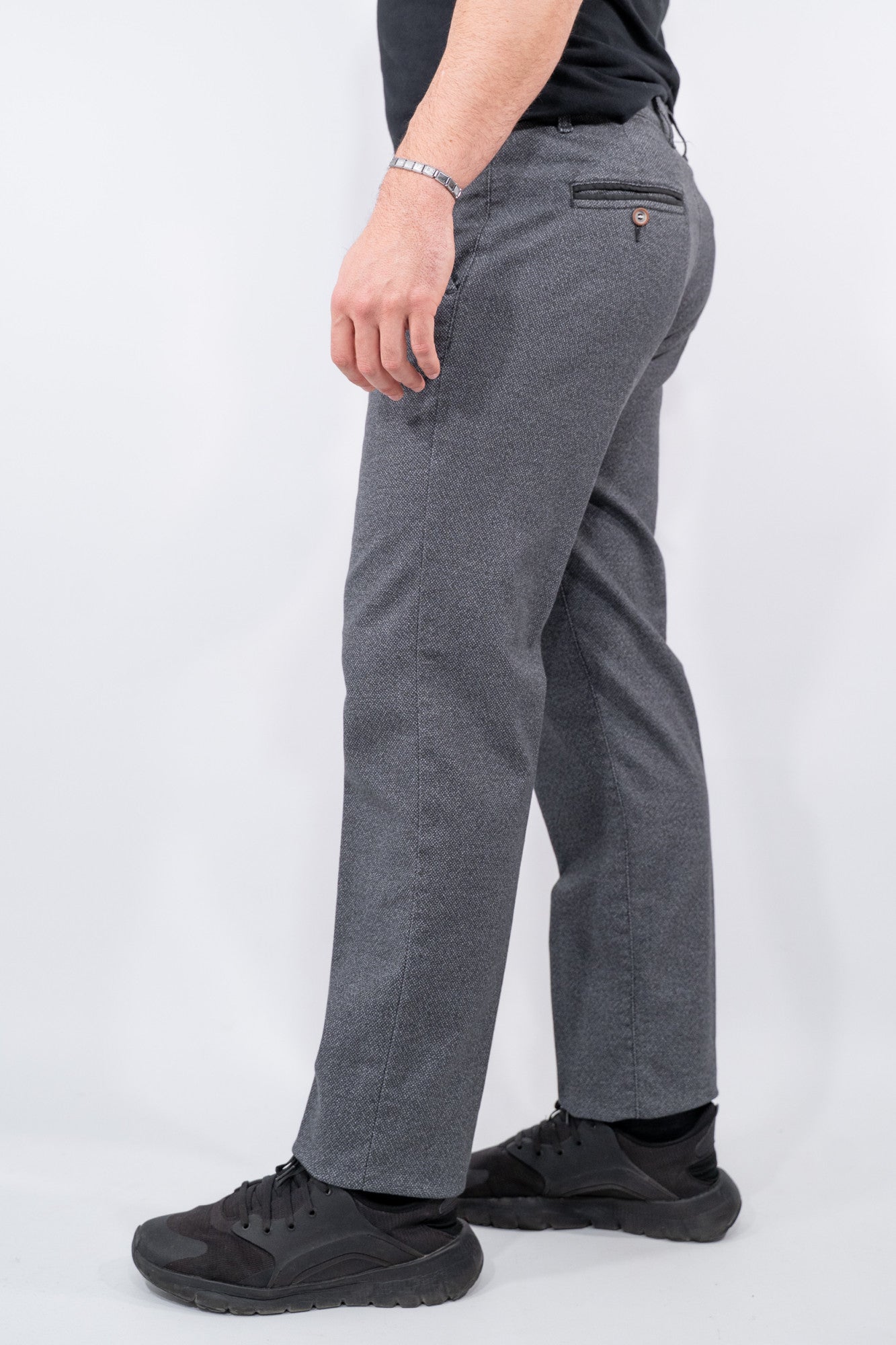Pantalone slim fit con bottoni colorati