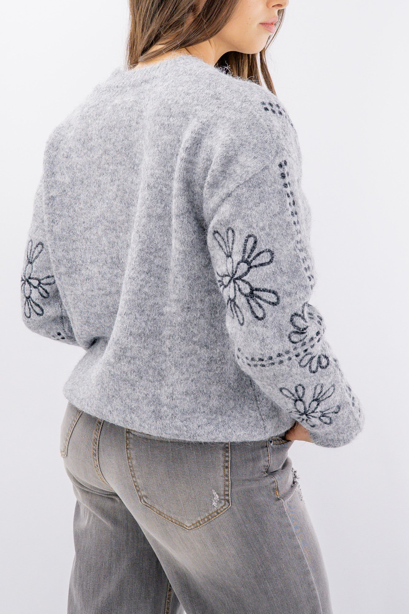 Maglia girocollo con fantasia motivo fiori ricamati