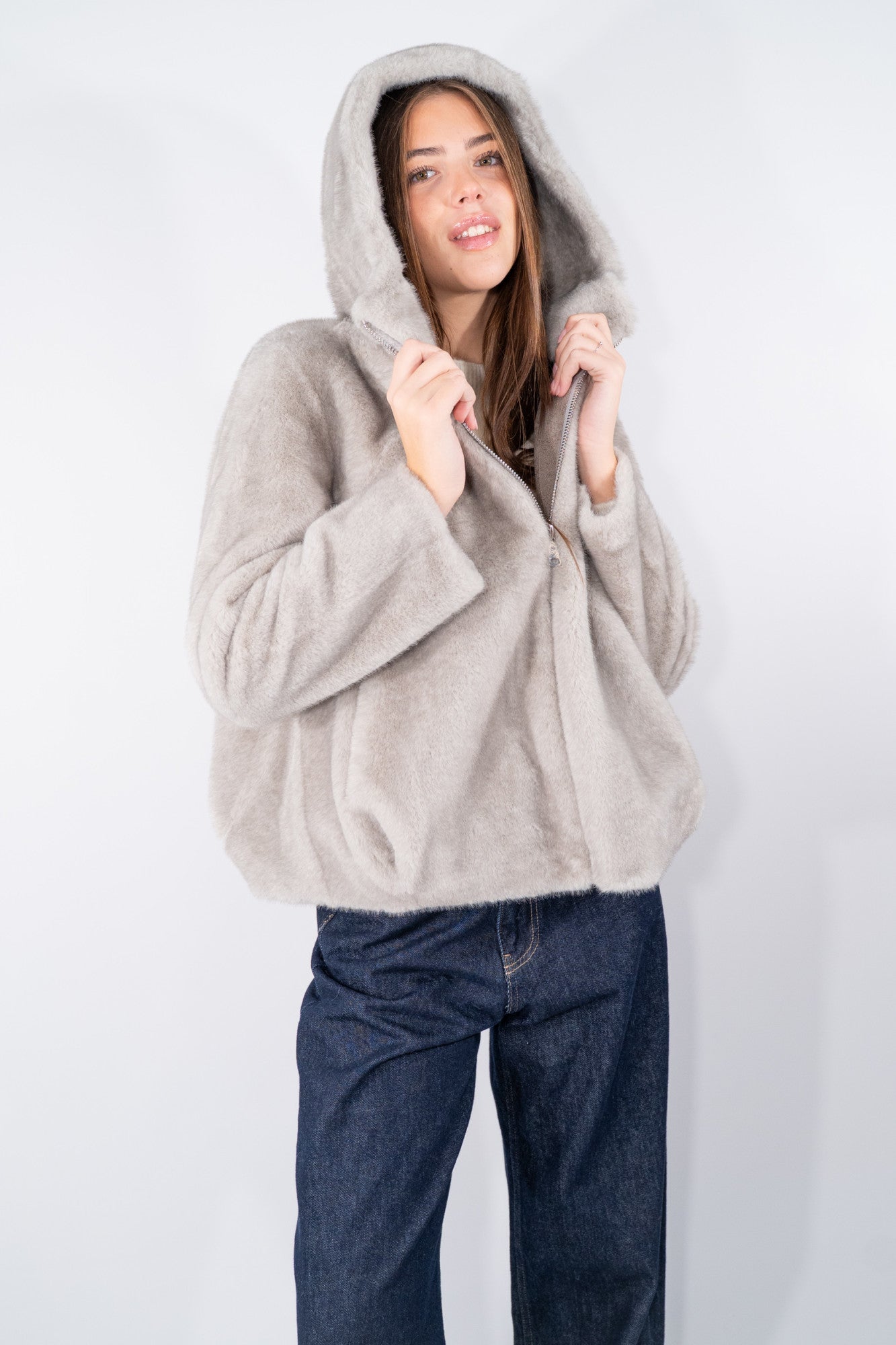 Eco-pelliccia glamour  con cappuccio e arricciatura sul fondo