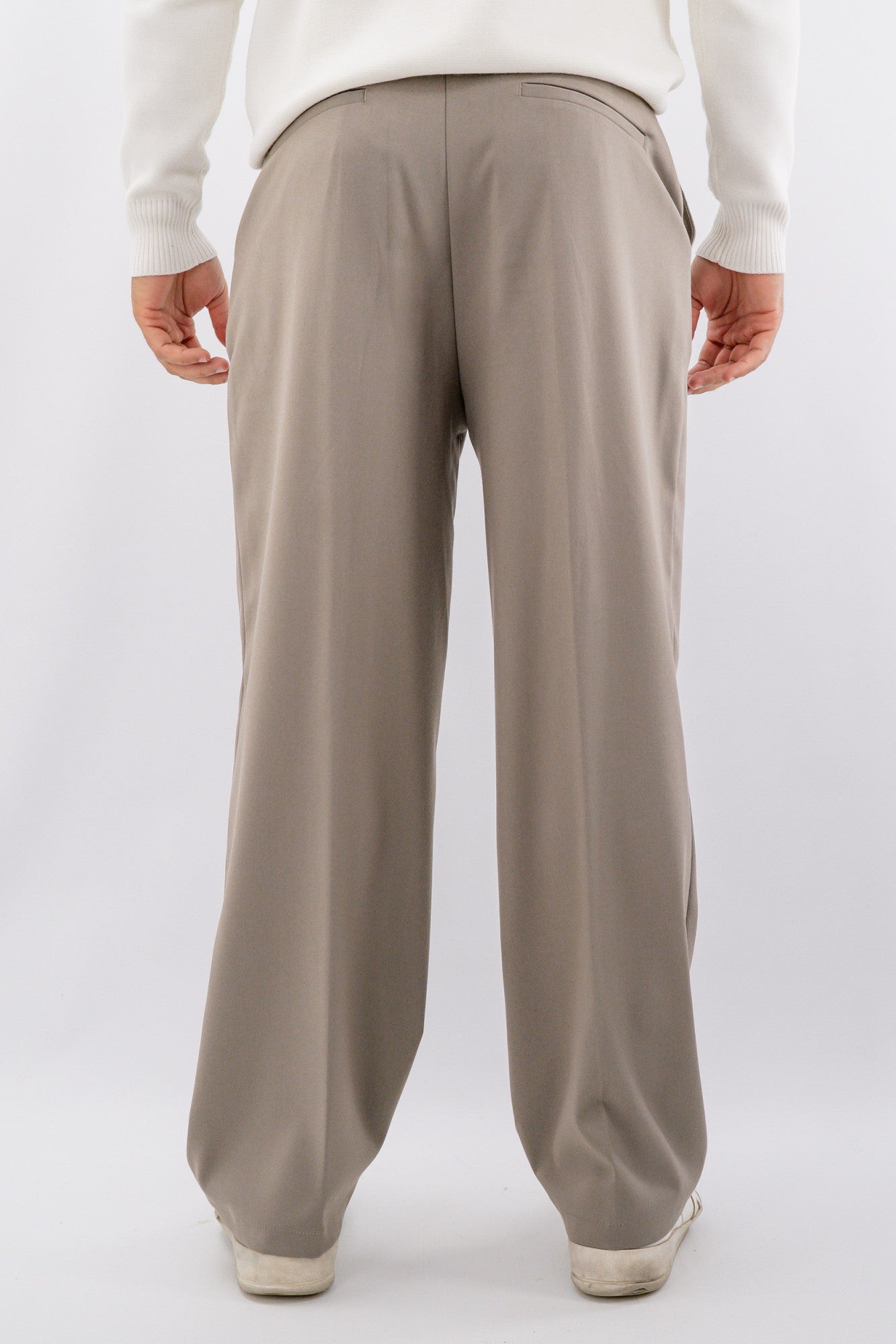 Pantalone a gamba ampia con linea giovane
