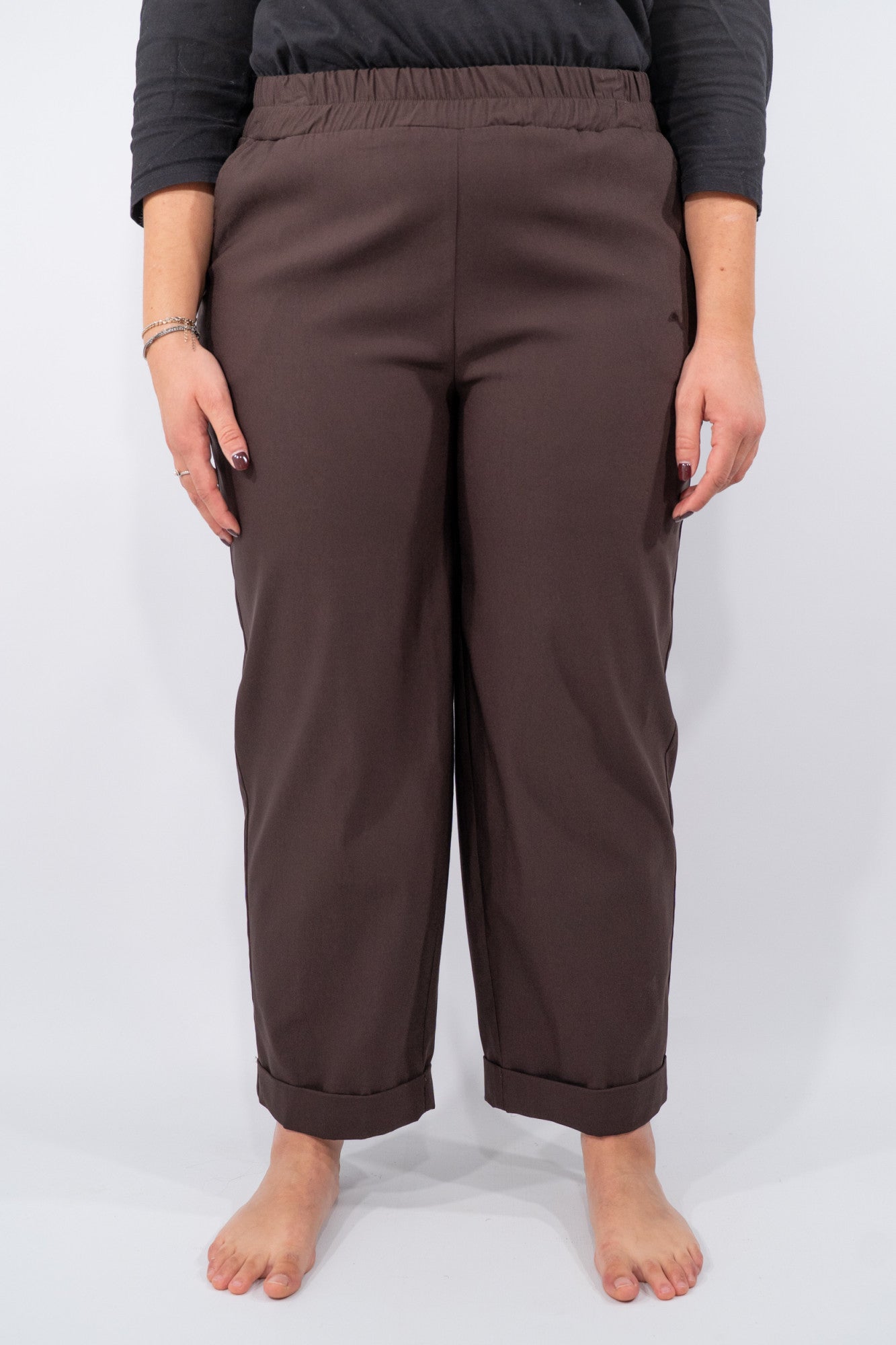 Pantalone in viscosa con taglio dritto e risvolto