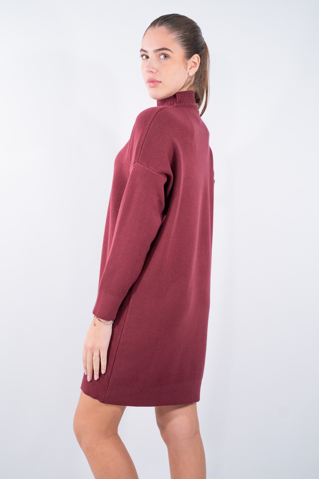 Abito corto con collo lupetto e tasca laterale applicata