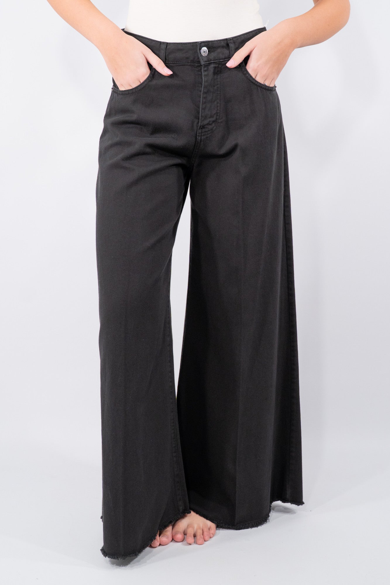 Jeans palazzo ampio con orlo sfrangiato