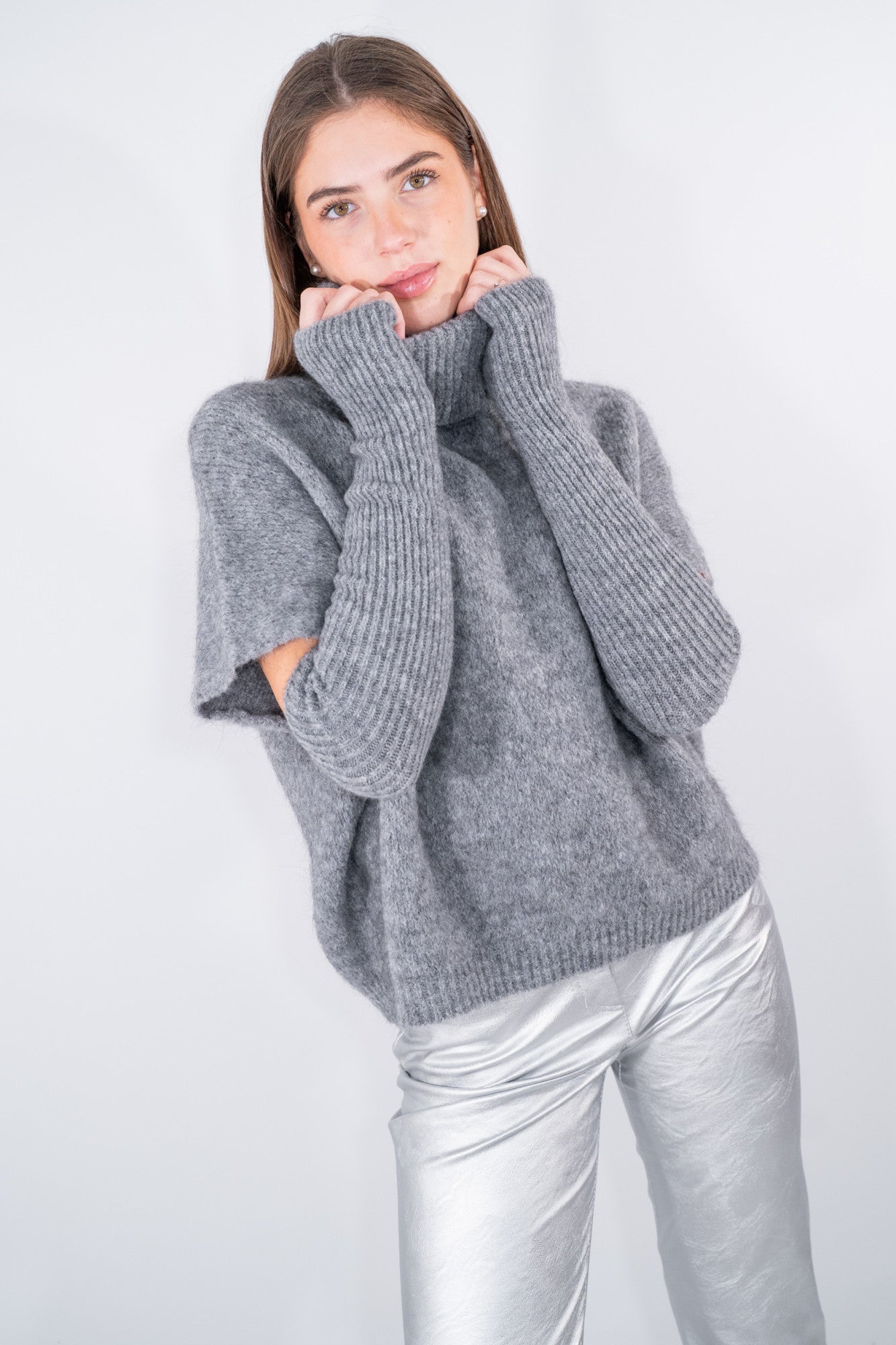 Maglia dolcevita smanicata con manicotti a coste