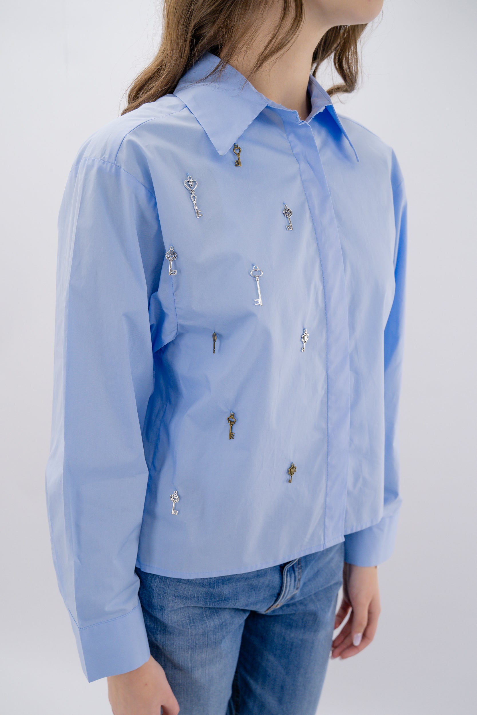 Camicia con applicazioni tema chiave