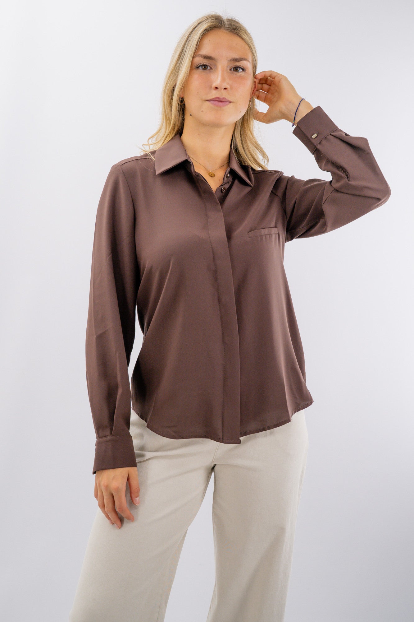 Camicia elegante con abbottonatura a scomparsa