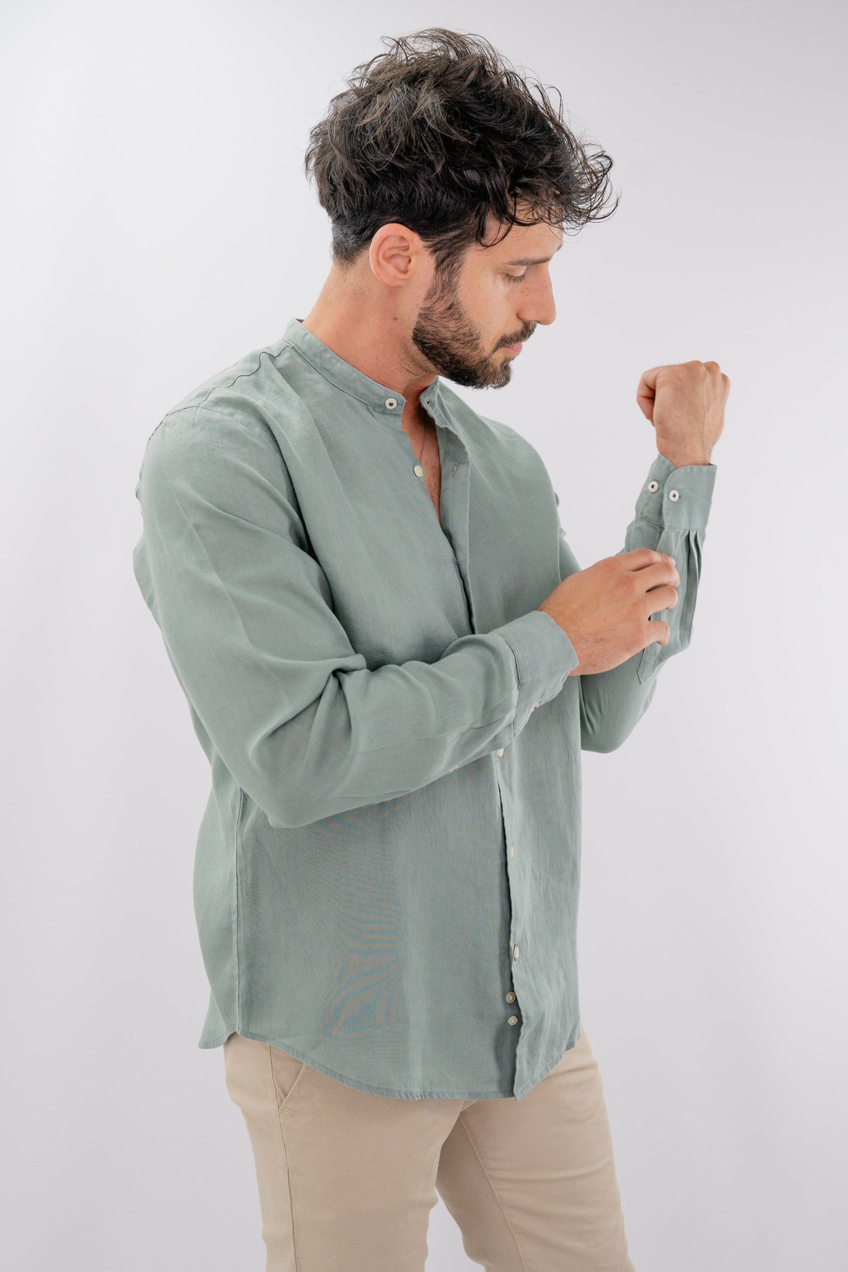 Camicia in lino con collo alla coreana e maniche lunghe
