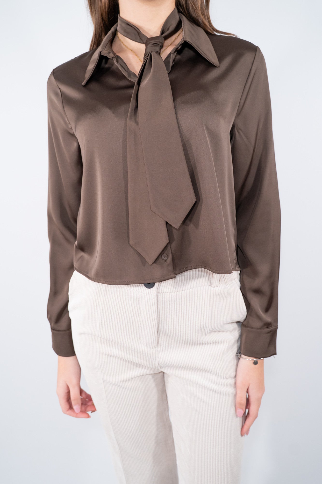 Camicia in raso con dettaglio cravatta annodabile