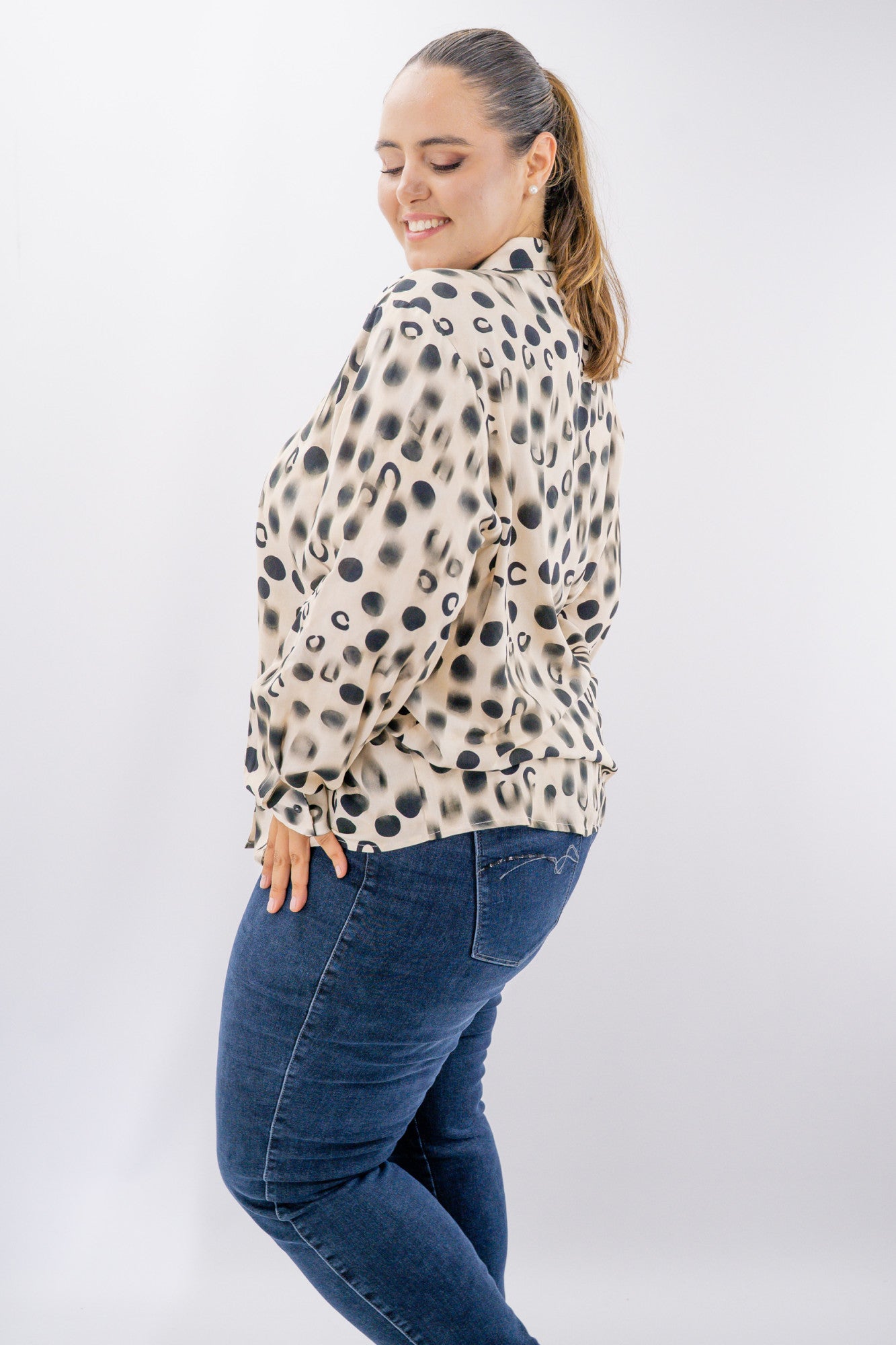 Camicia oversize con stampa a pois stilizzat