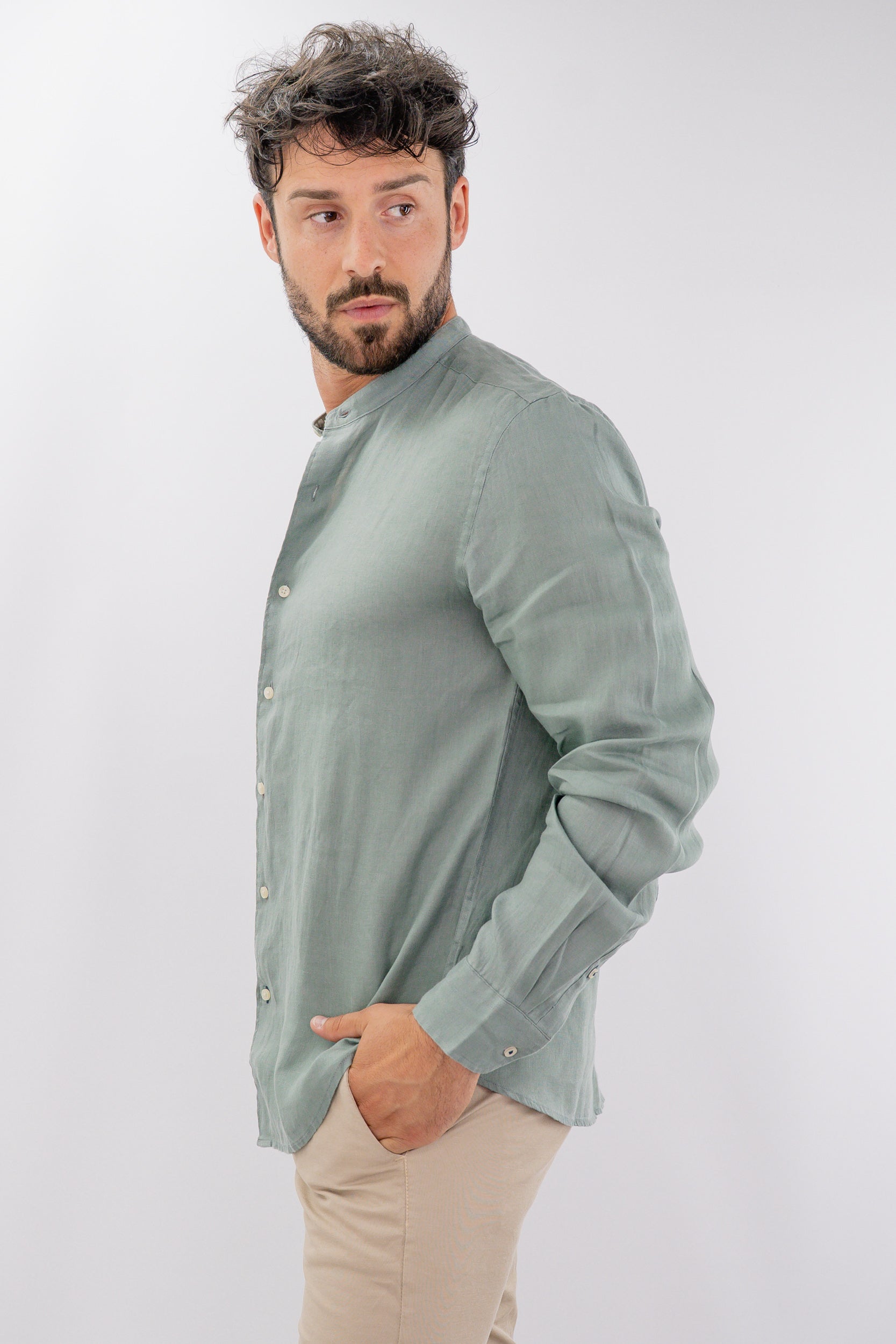 Camicia in lino con collo alla coreana e maniche lunghe