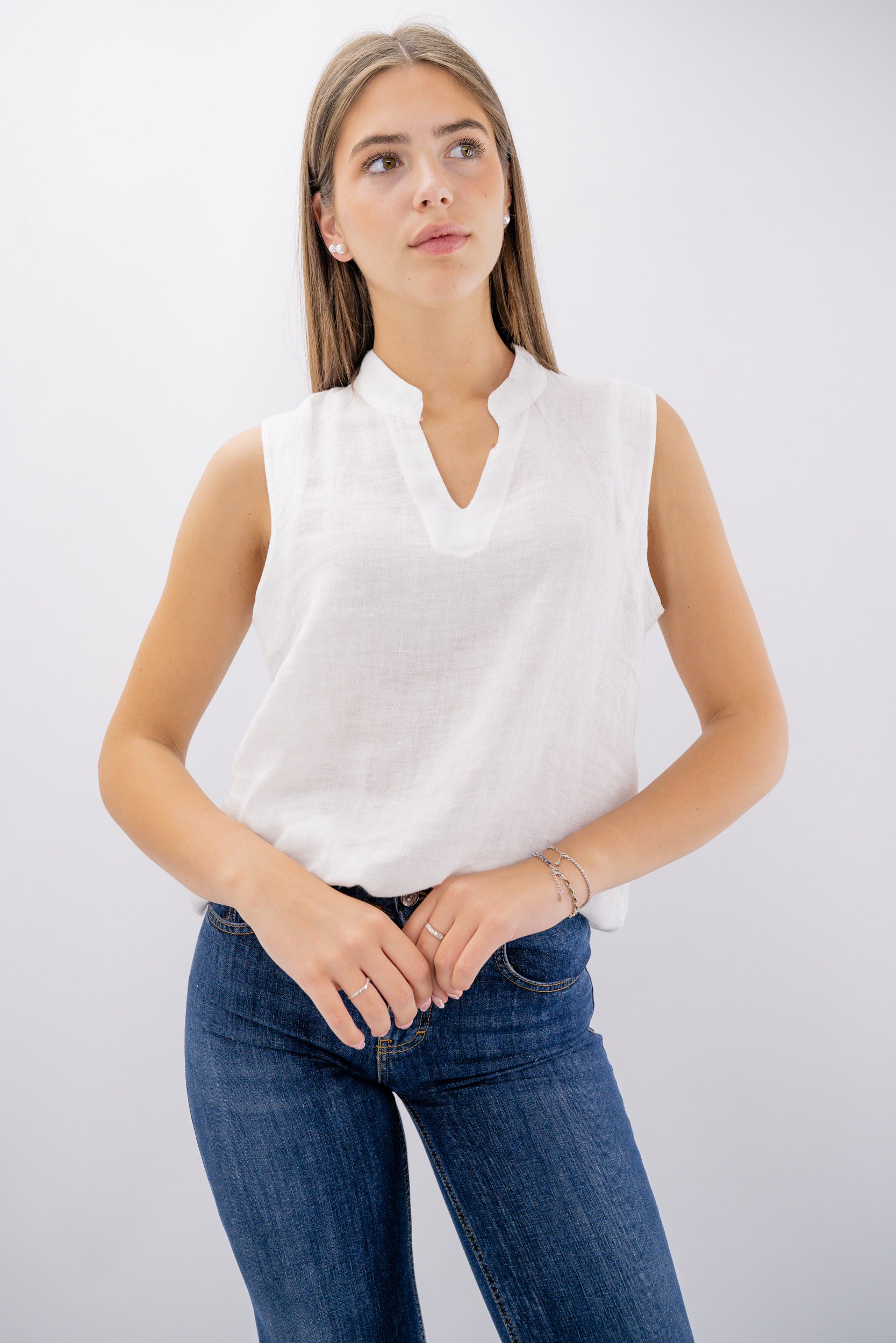 Blusa smanicata in lino