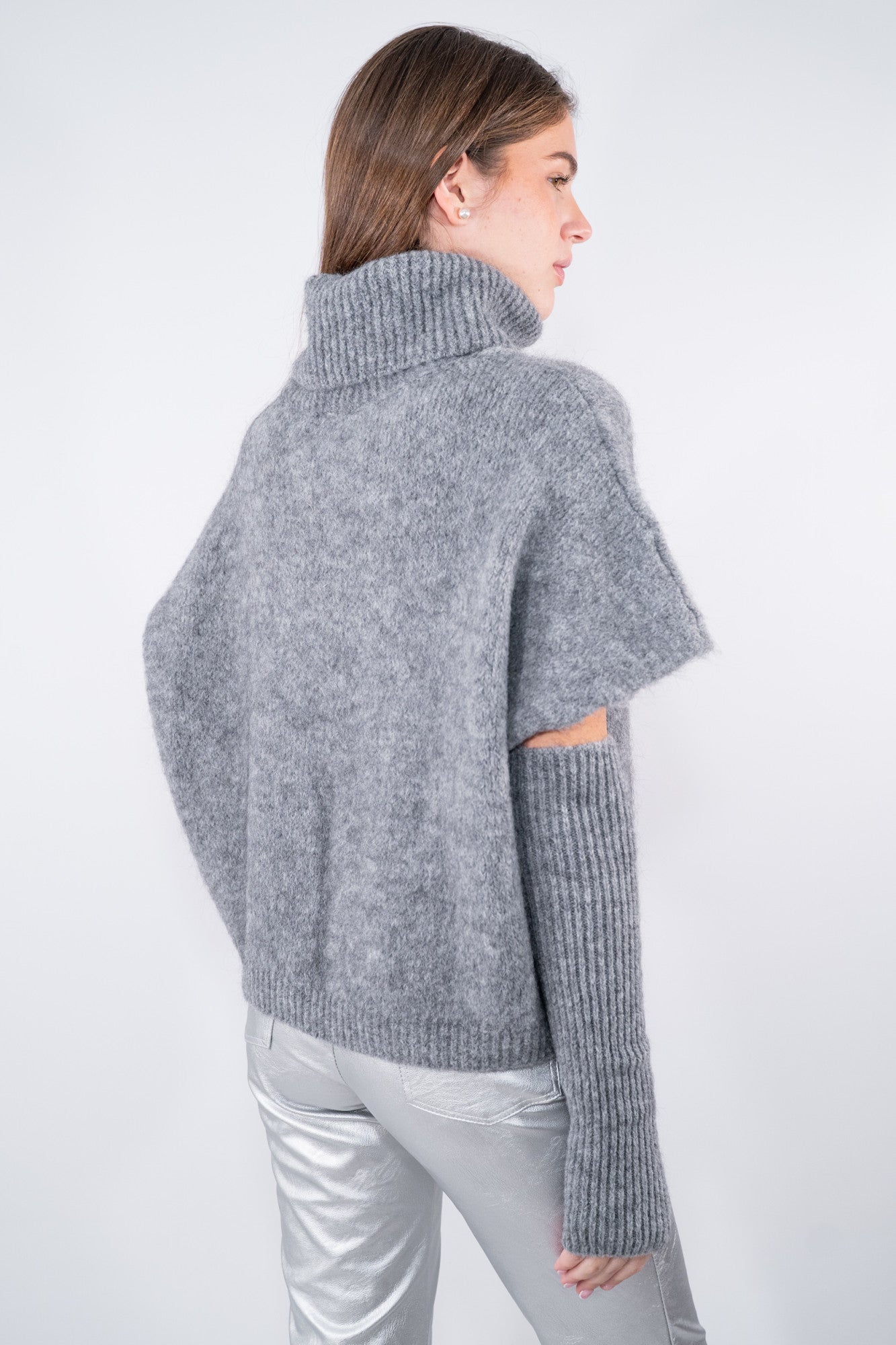 Maglia dolcevita smanicata con manicotti a coste