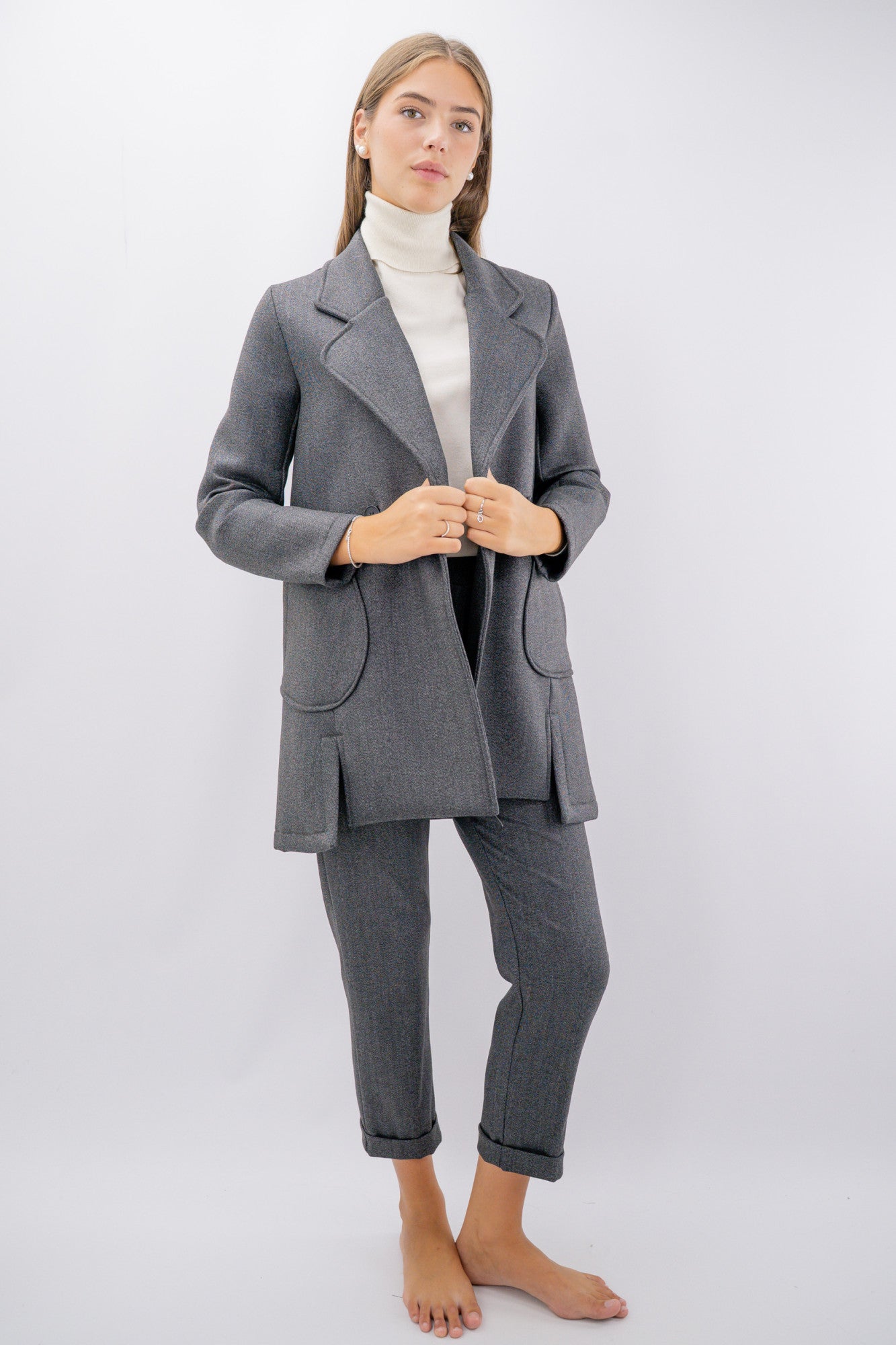 Pantalone in spina di pesce con risvoltino sul fondo