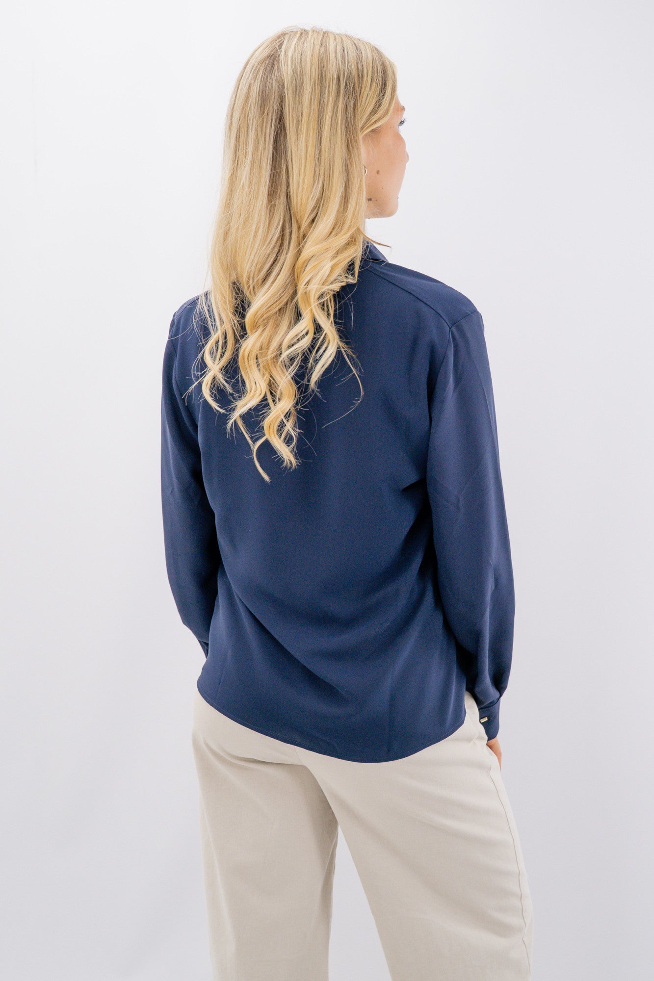 Camicia elegante con abbottonatura a scomparsa