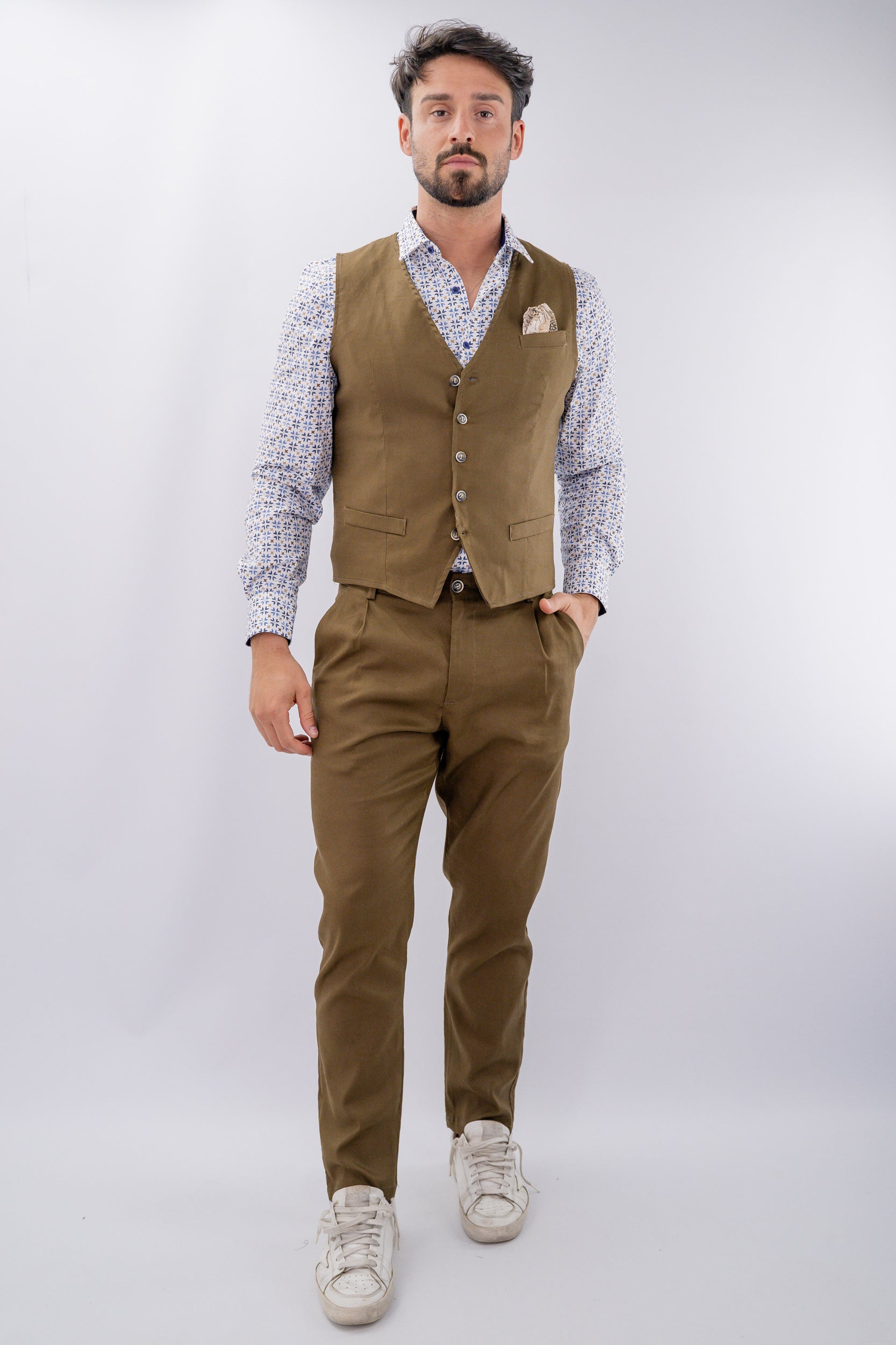 Pantalone elegante con pinces