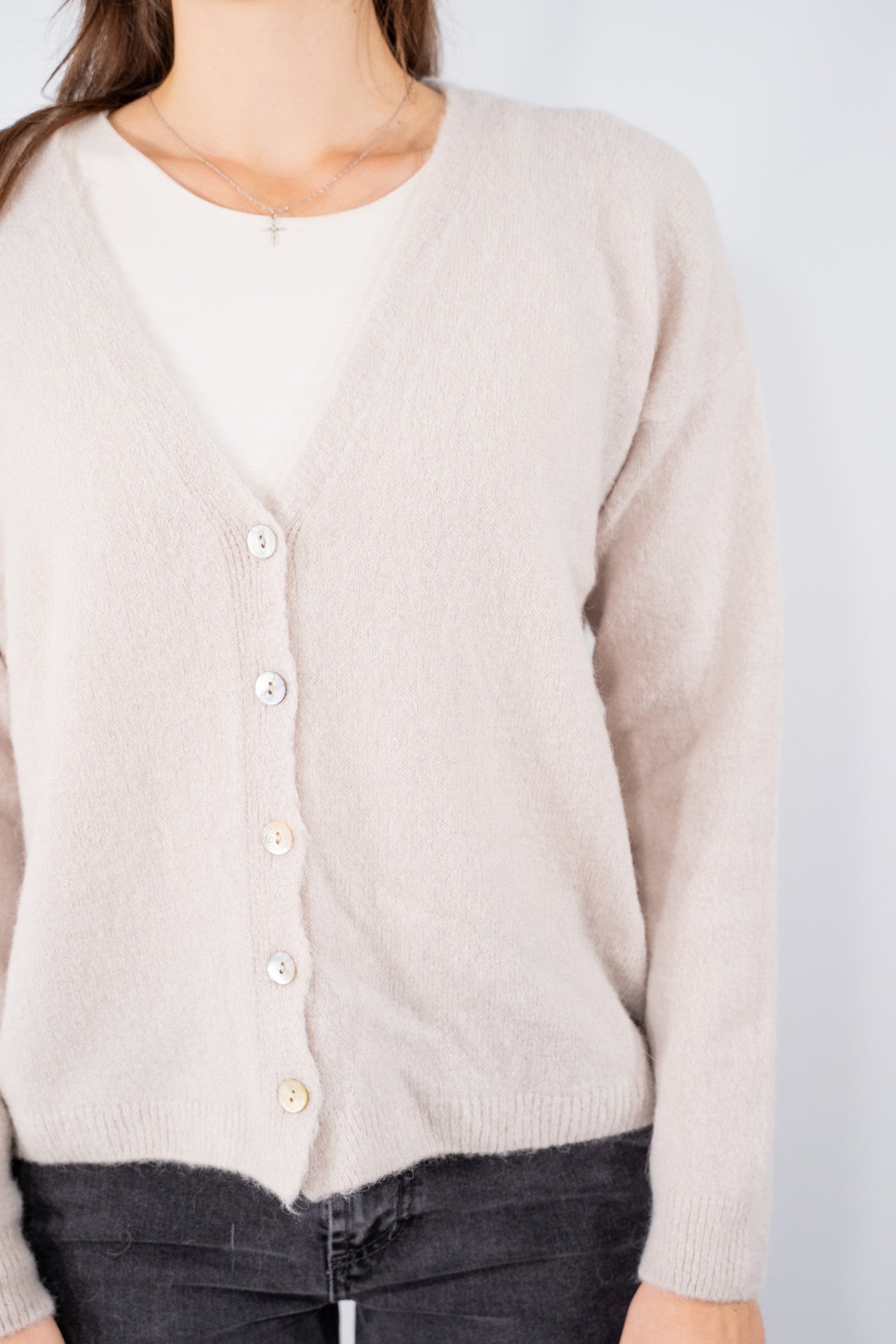 Cardigan soffice con chiusura a bottoni e scollo a V