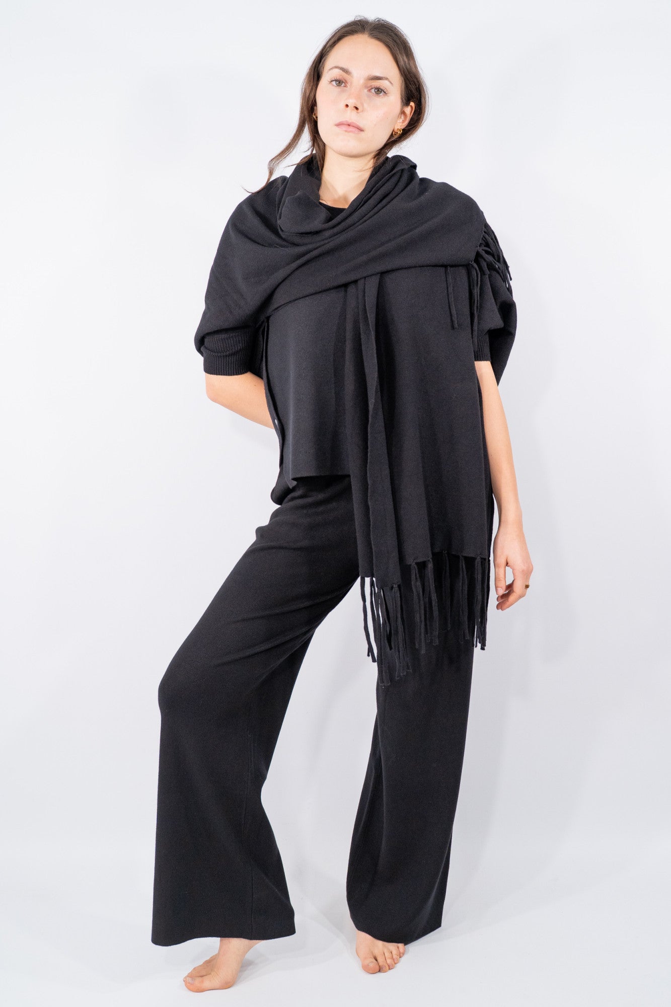 Cardigan aperto con frange e linea morbida