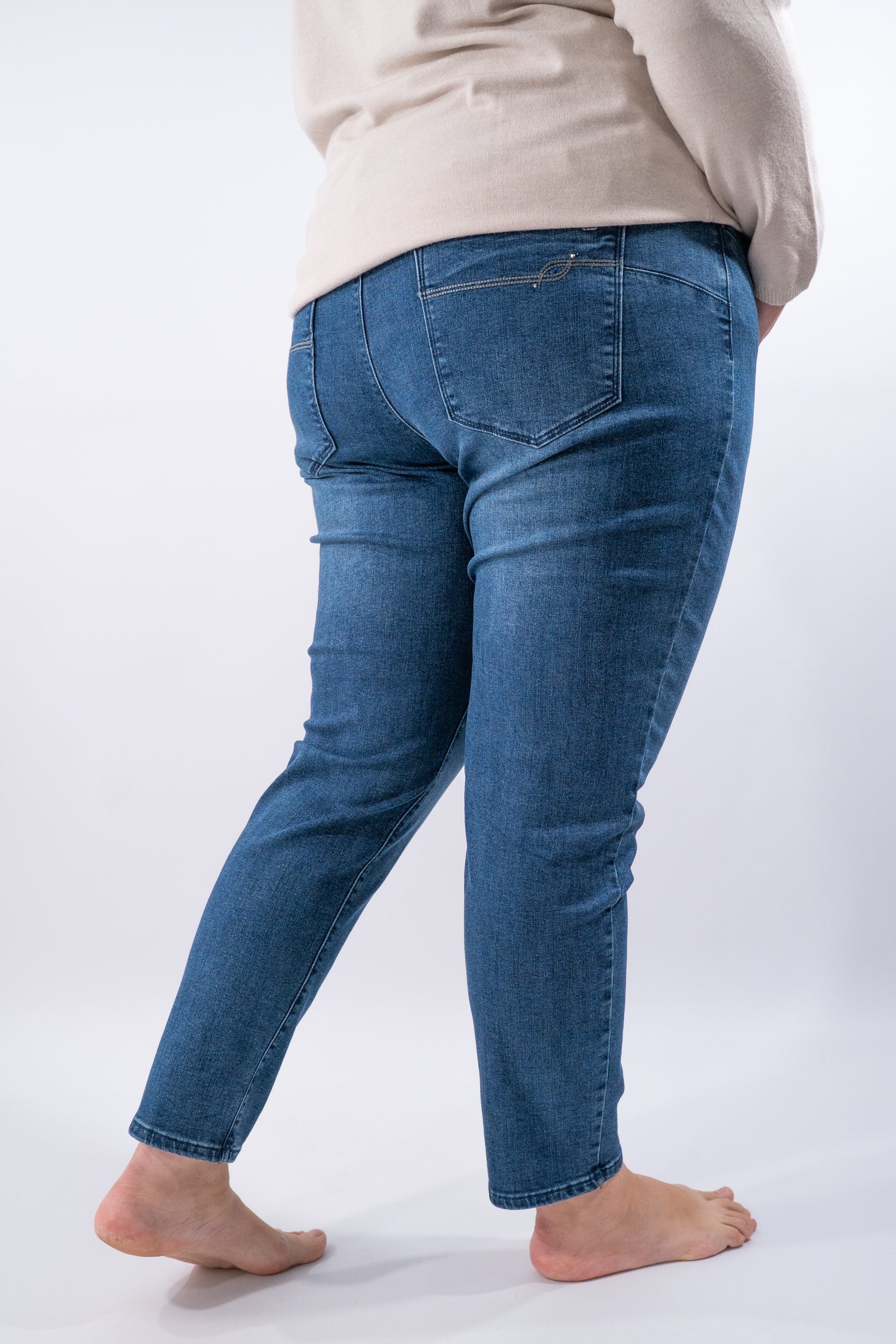 Jeans capri a vita media con fit calibrato