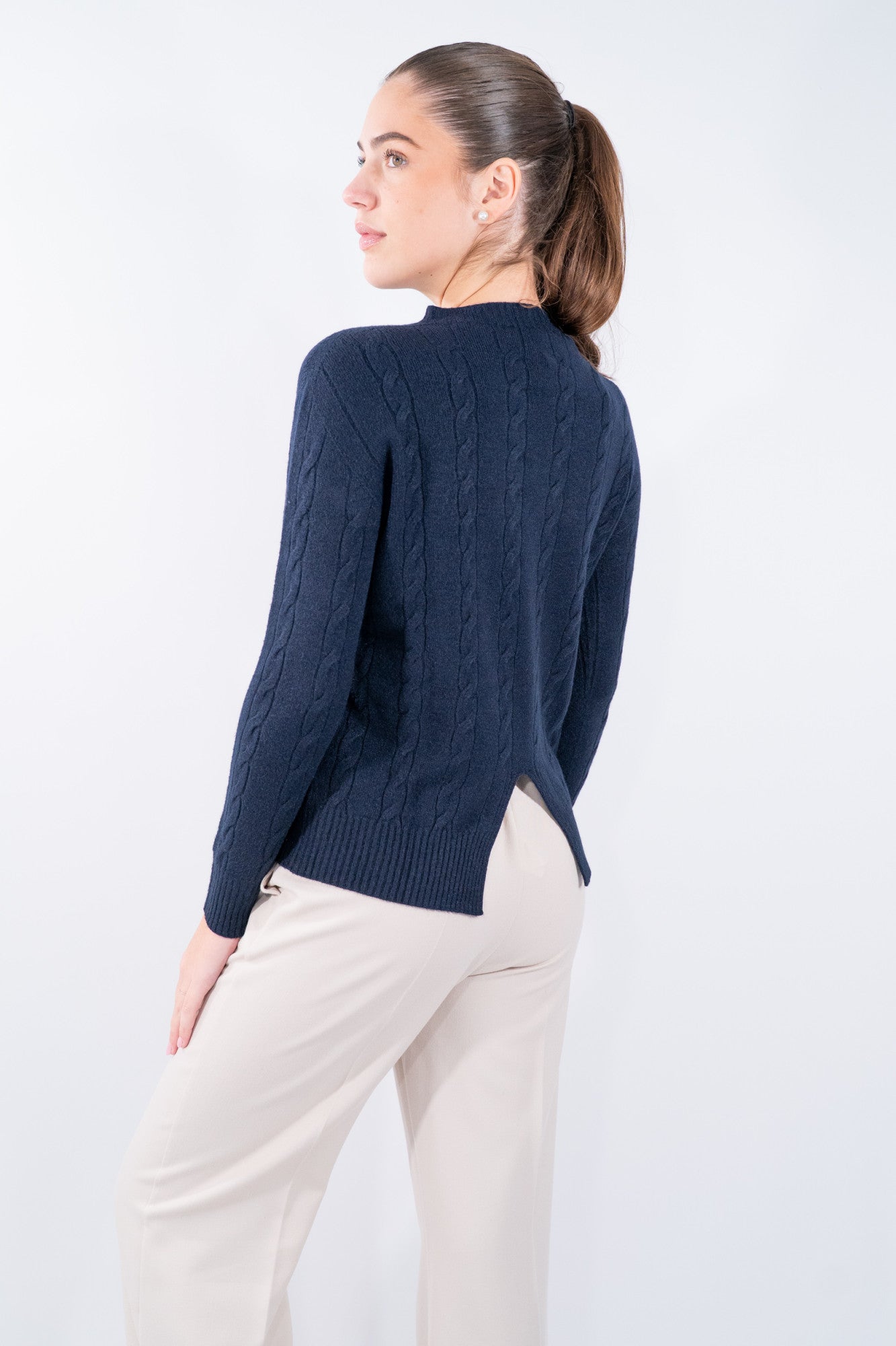 Maglioncino girocollo a trecce dal design essenziale