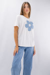 T-shirt con applicazione floreale effetto denim