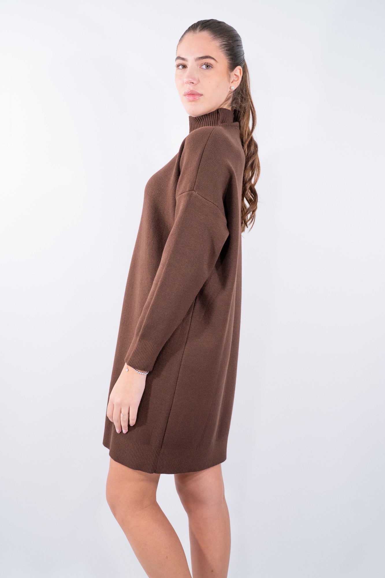 Abito corto con collo lupetto e tasca laterale applicata