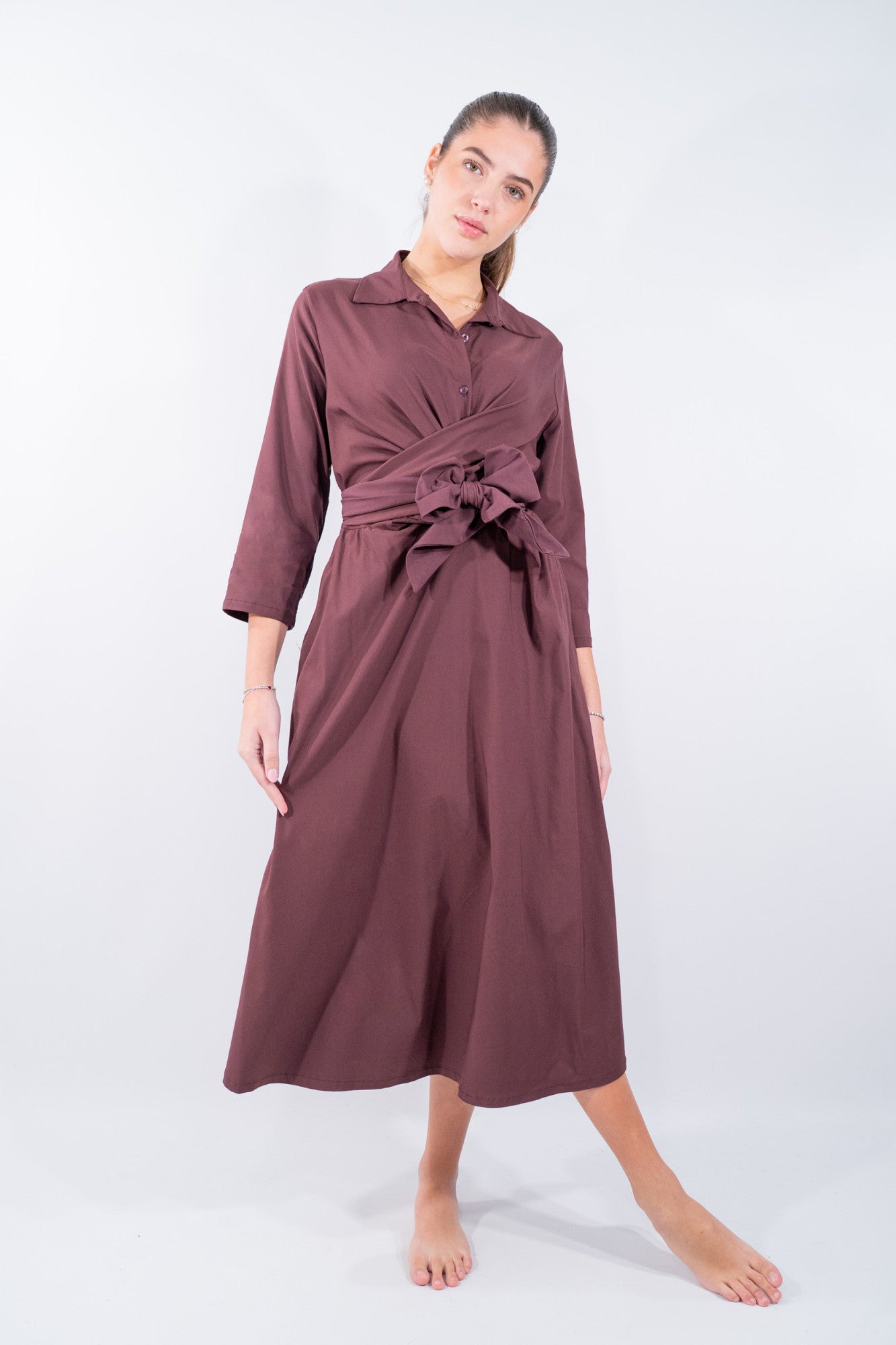 Abito midi con cintura annodata e colletto abbotonato