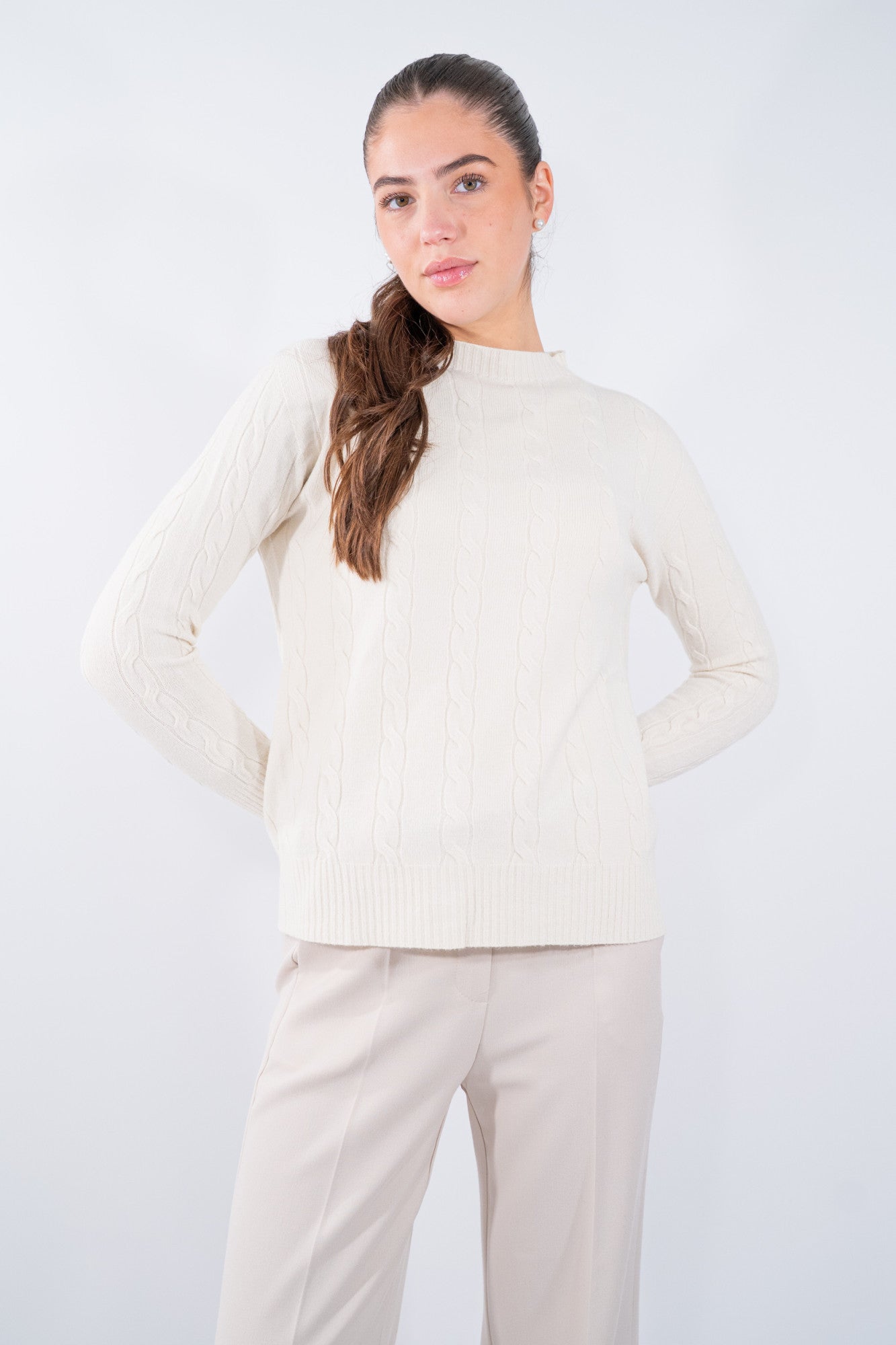 Maglioncino girocollo a trecce dal design essenziale