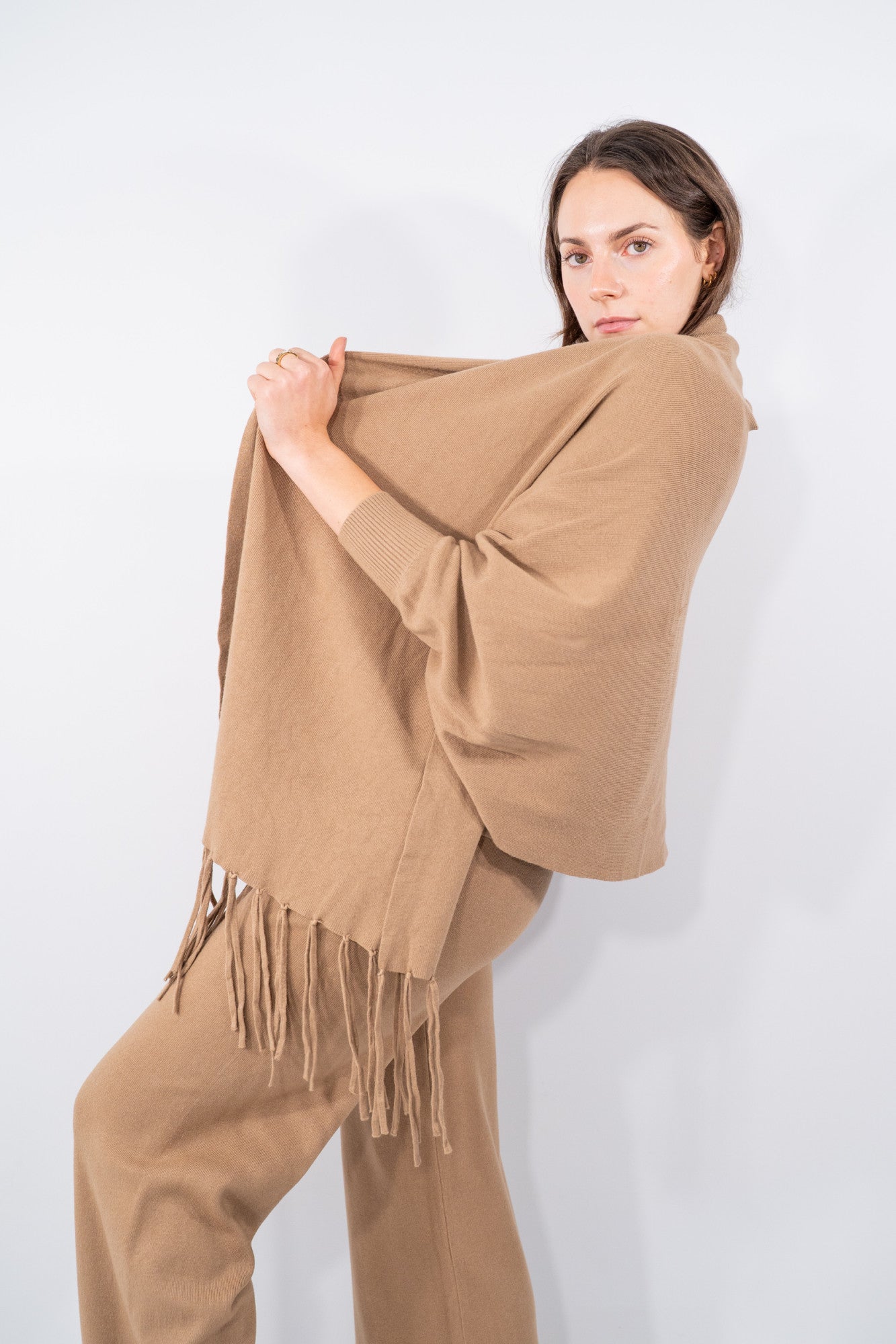 Cardigan aperto con frange e linea morbida