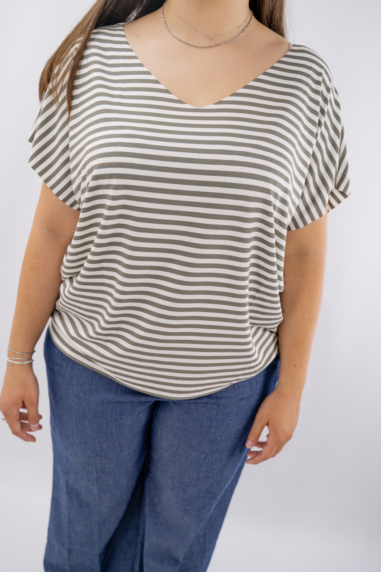 T-shirt a righe con profondo scollo a V