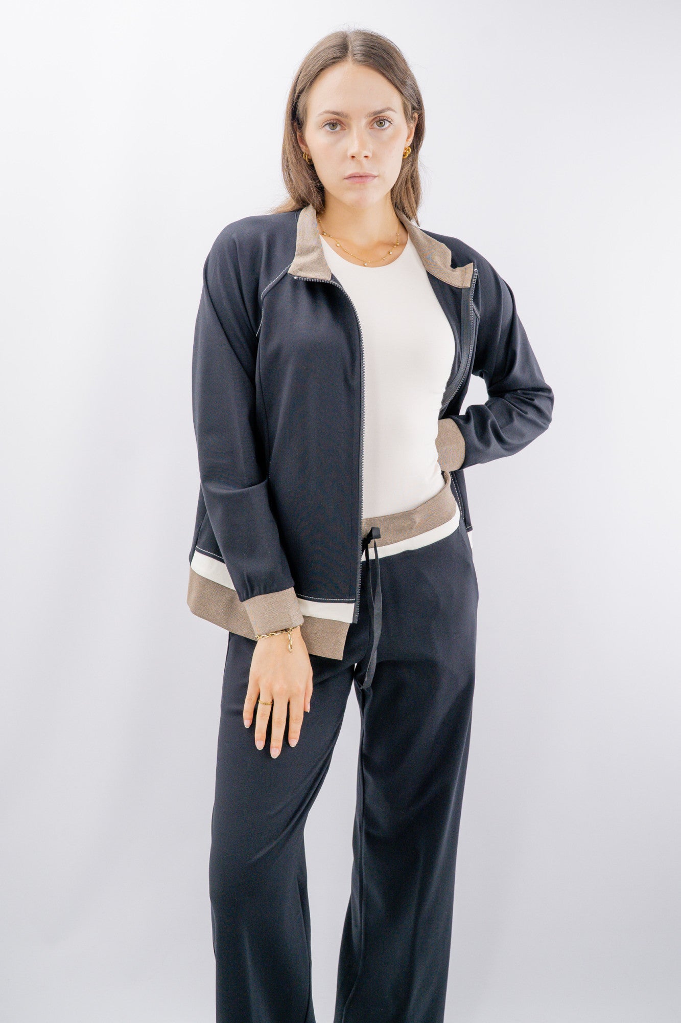 Felpa con zip e dettagli a contrasto coordinabile con pantalone abbinato