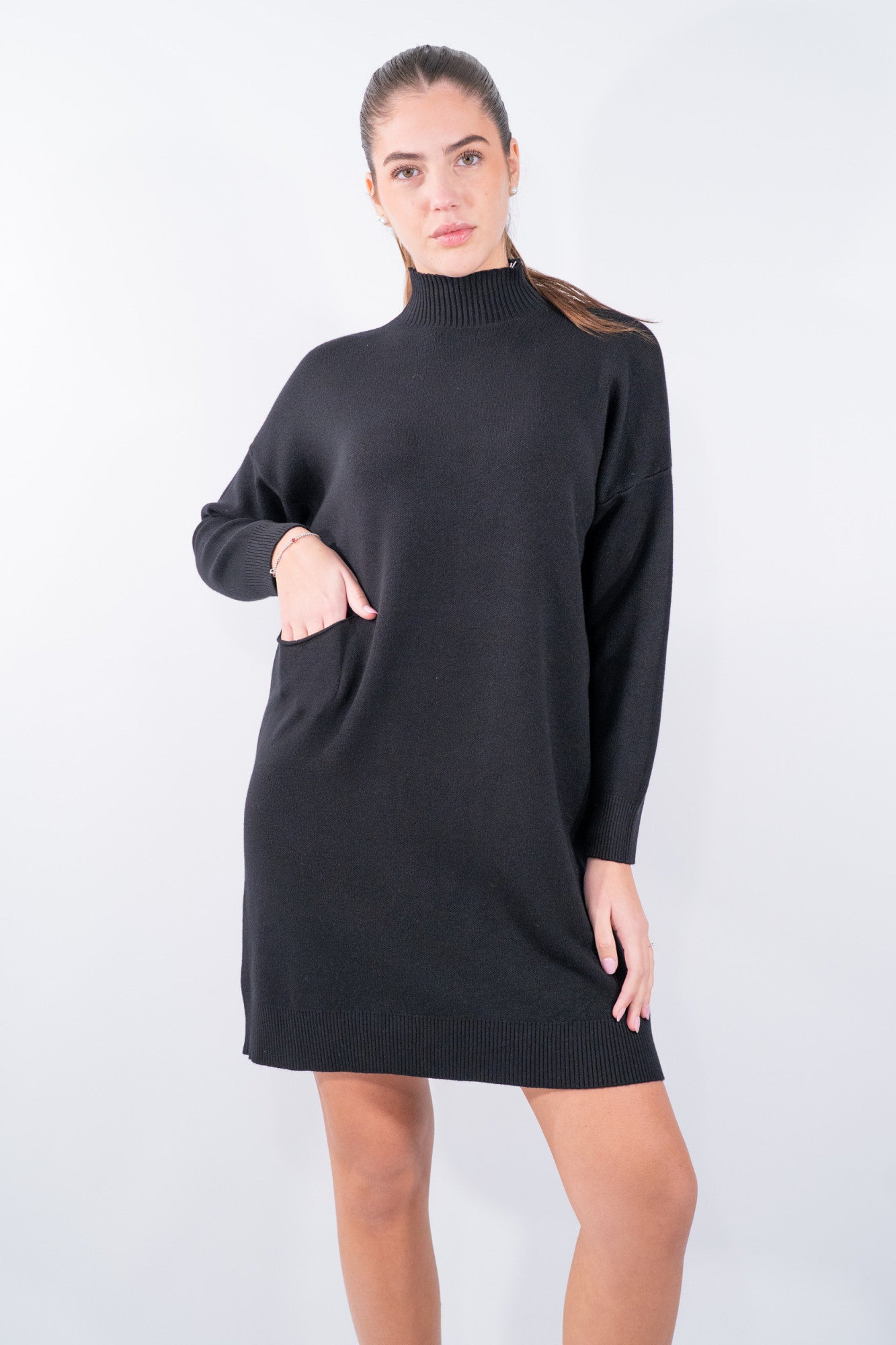 Abito corto con collo lupetto e tasca laterale applicata