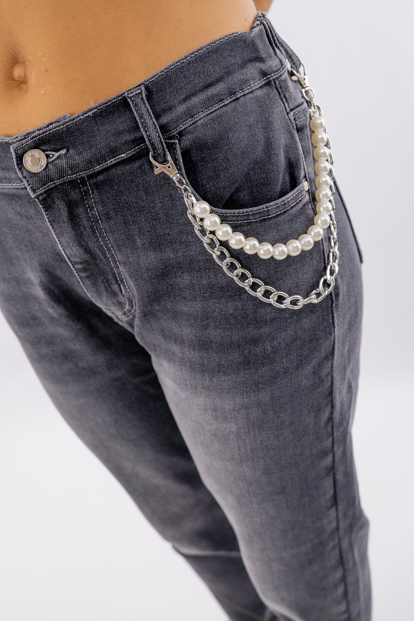 Jeans mom con catena bijoux