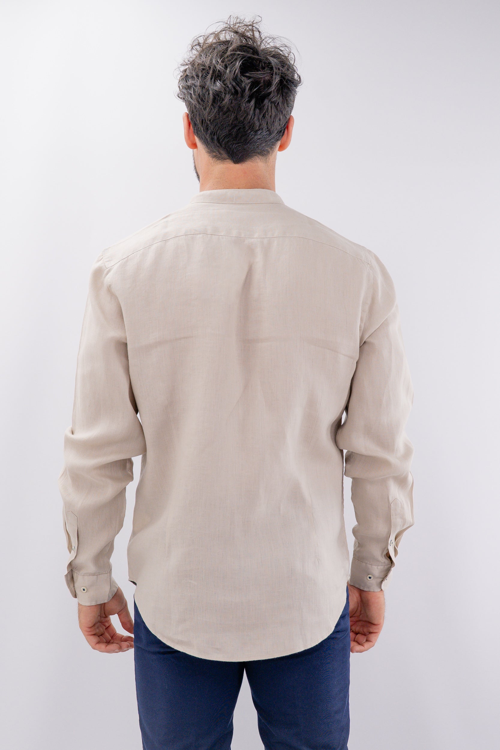 Camicia in lino con collo alla coreana e maniche lunghe