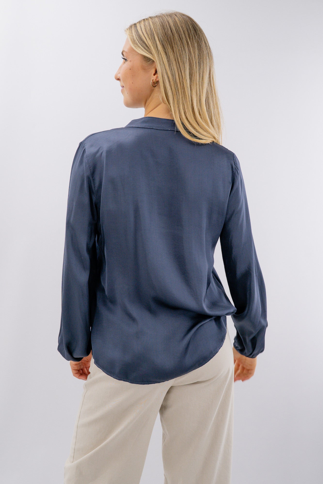 Blusa con collo alla coreana in viscosa satinata