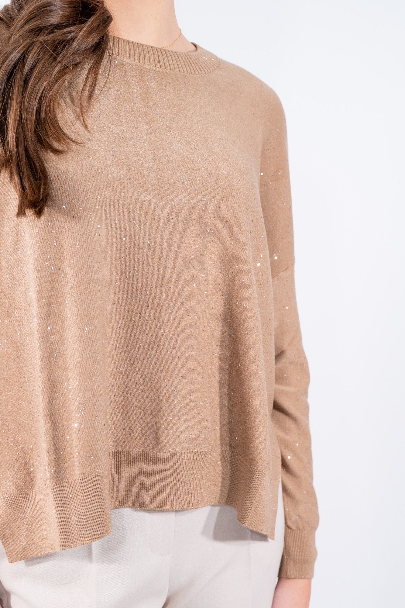 Maglia scatoletta luminosa con micro pailettes e spacchi laterali