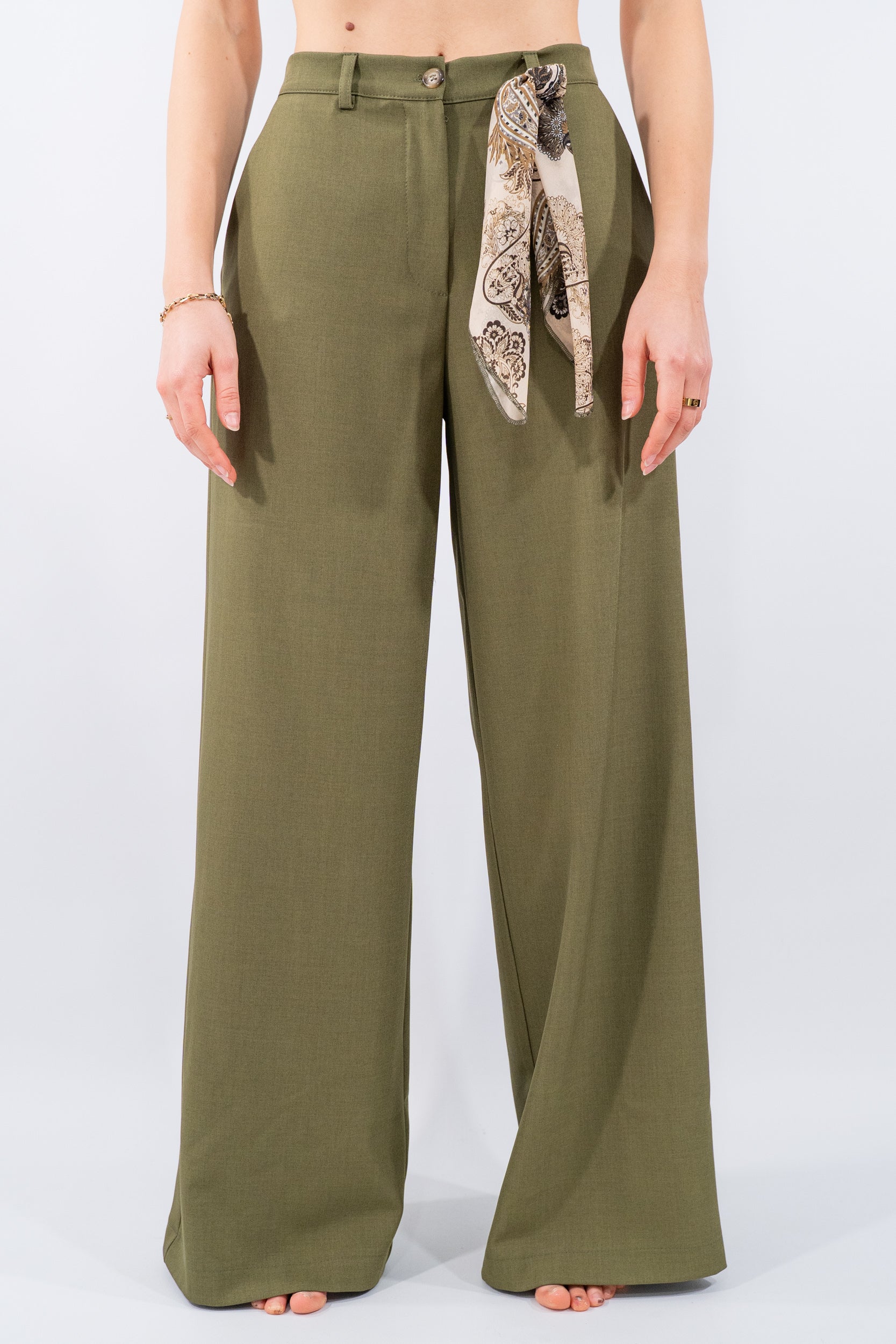 Pantalone a palazzo con foulard