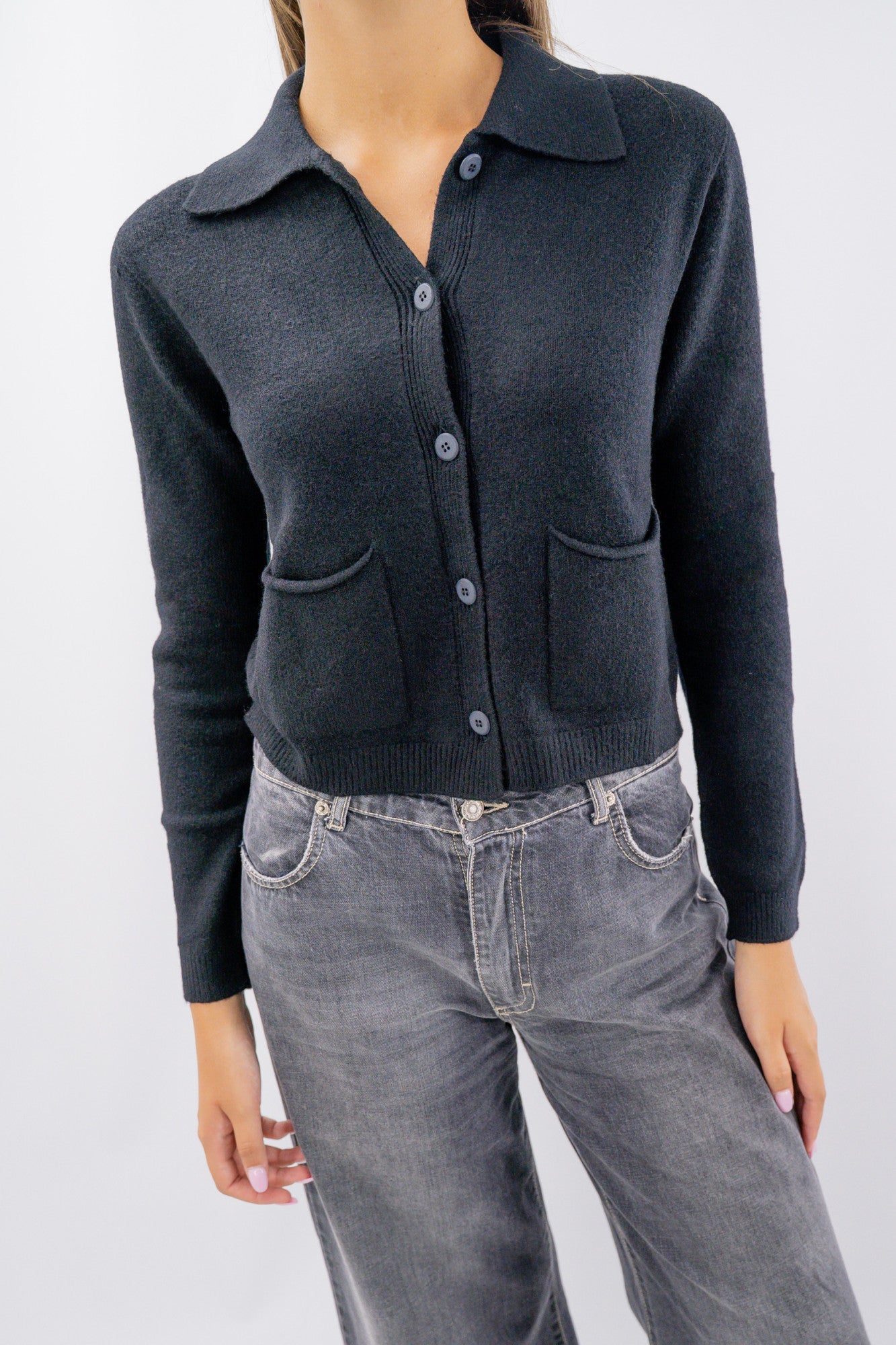 Cardigan cropped con colletto sportivo e tasche